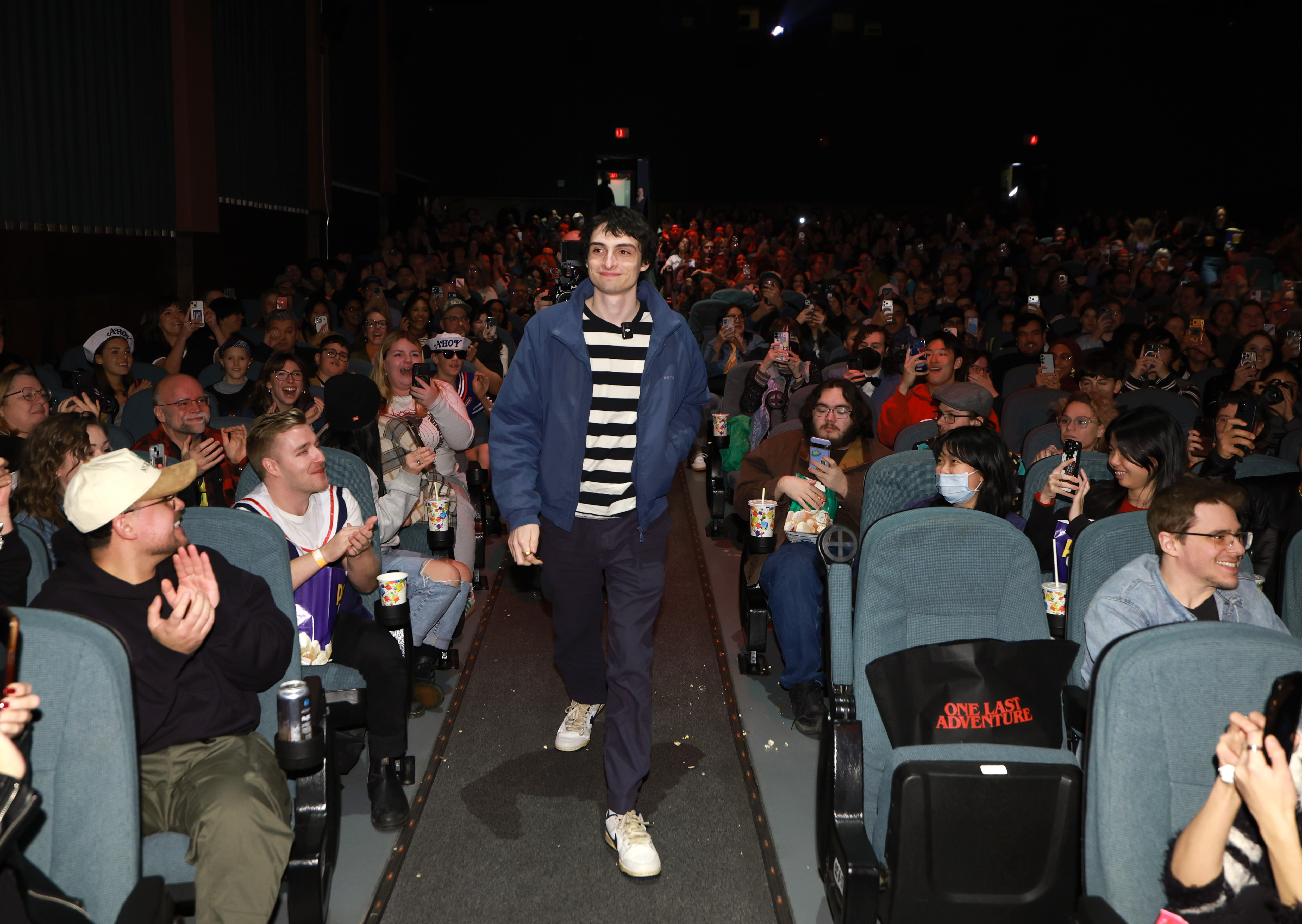 飾演麥可的芬恩伍法德,出席溫哥華的跨年場,接受觀眾歡呼。(Netflix提供)