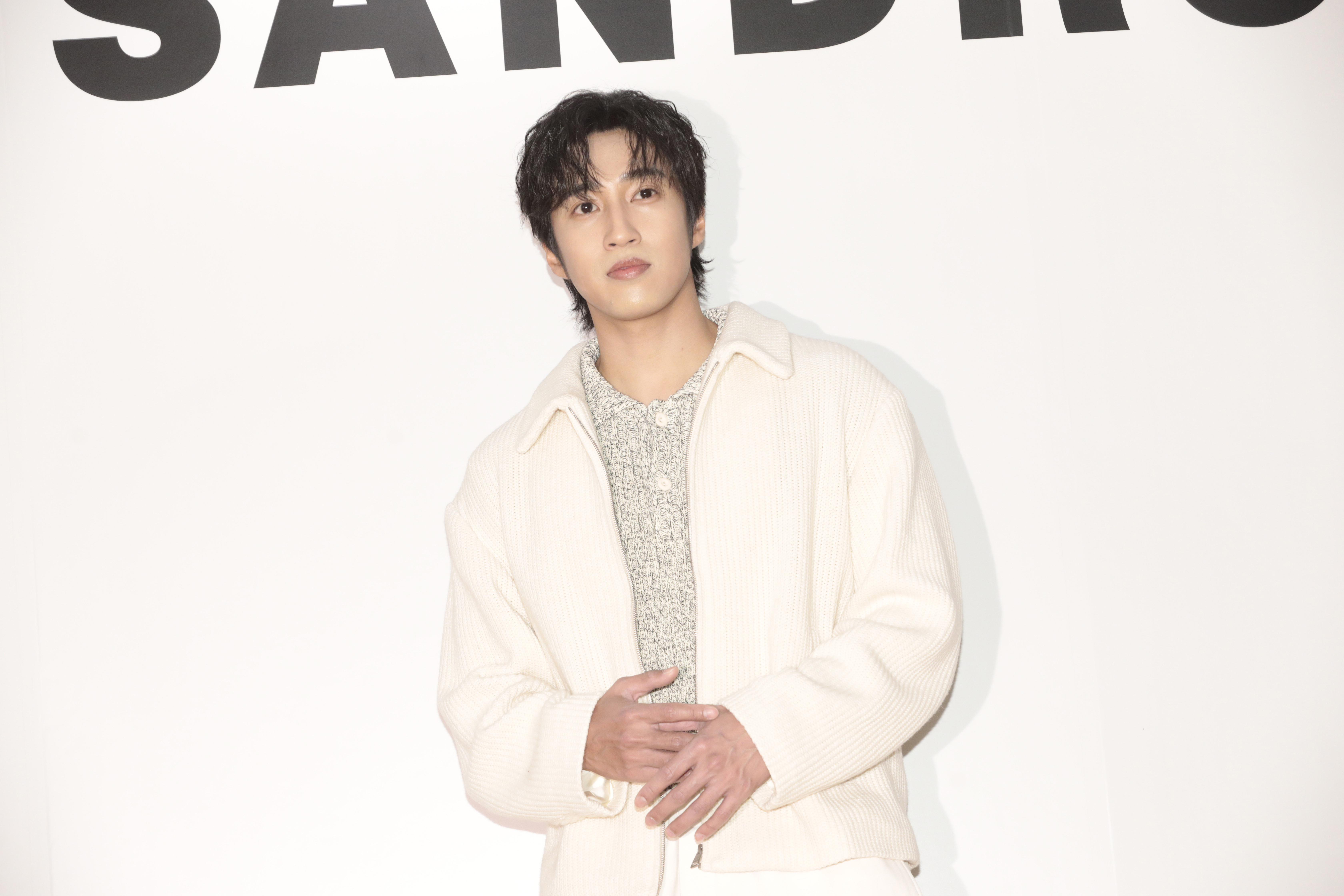 婁峻碩穿著一身厚重春裝現身，這不是我要的肌～這不是～（肯德基式打滾）