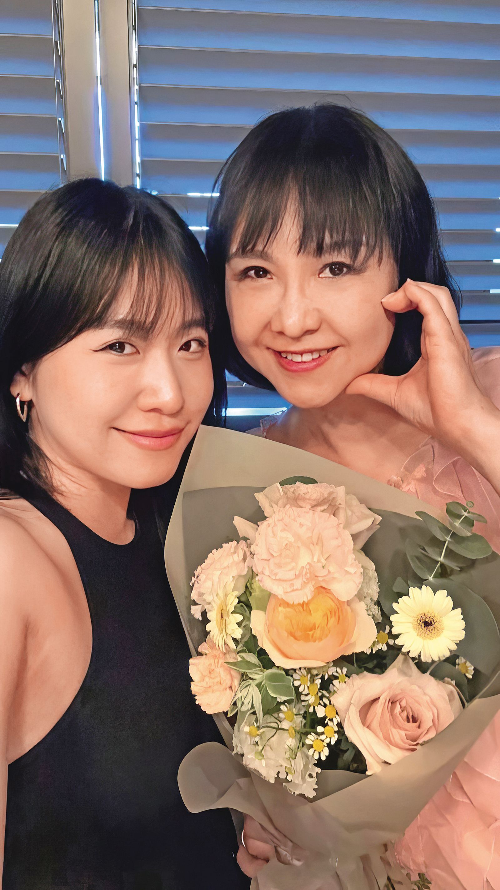 吳宗憲三女兒吳奕佳（左）為張葳葳（右）慶祝母親節，母女感情很好。（翻攝自Olivia IG）
