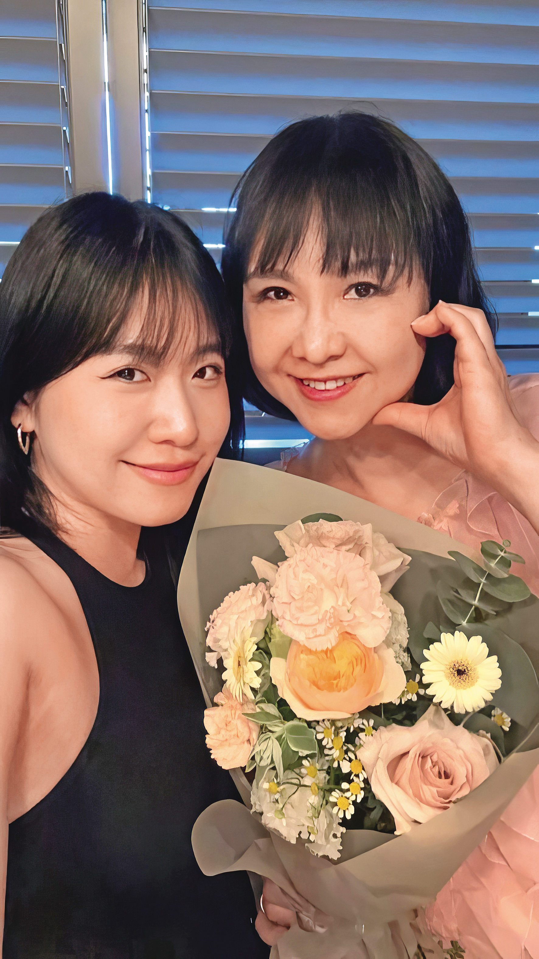 吳宗憲三女兒吳奕佳（左）為張葳葳（右）慶祝母親節，母女感情很好。（翻攝自Olivia IG）