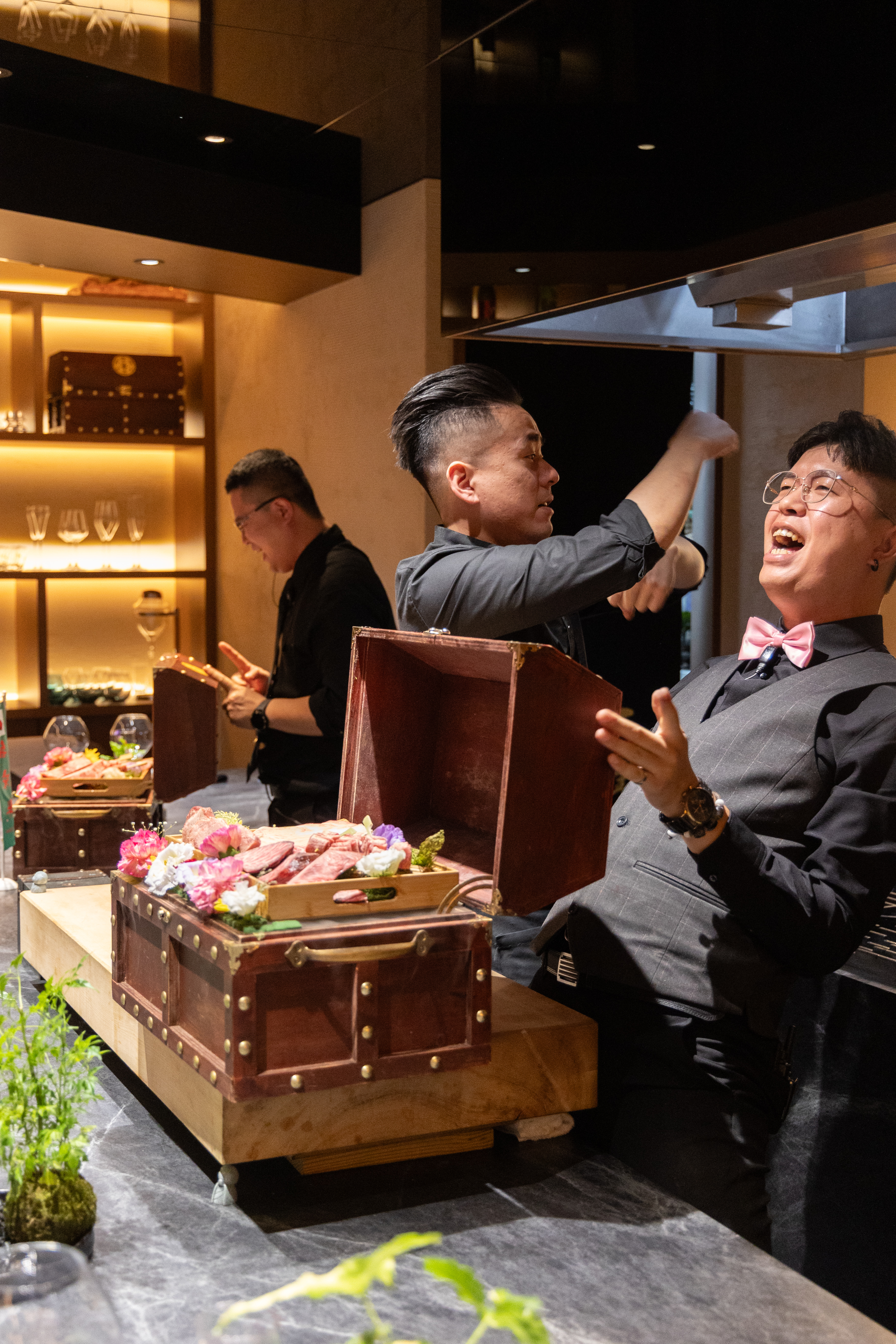 全店服務人員熱鬧喧騰地揭開食材百寶箱。