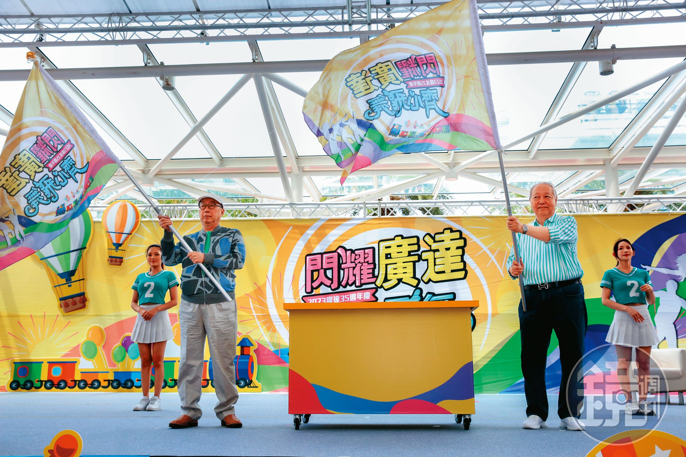 林百里(前左)在廣達家庭日向員工喊話,取得筆電、雲端、AI伺服器龍頭後,未來集團將持續壯大。