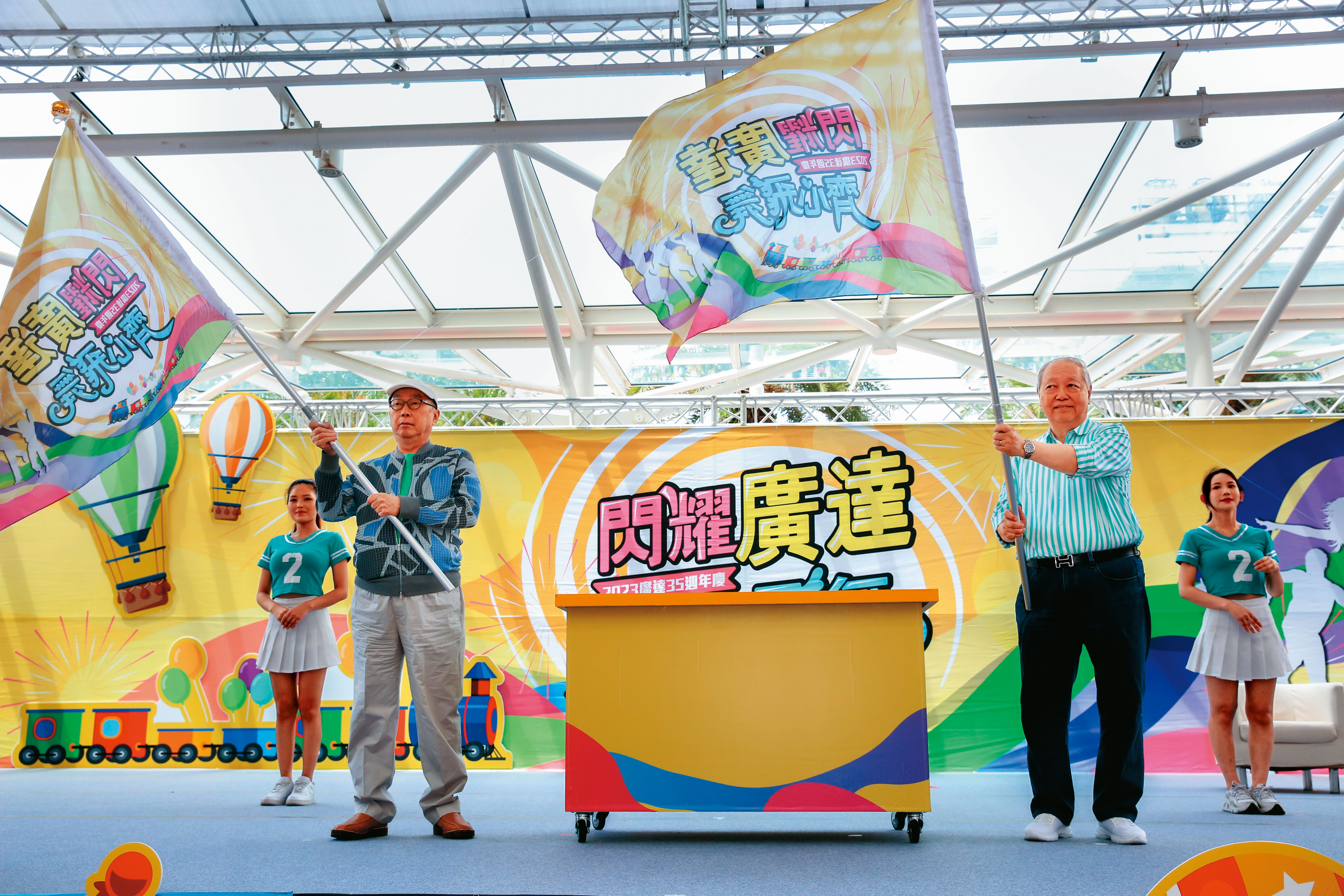 林百里（前左）在廣達家庭日向員工喊話，取得筆電、雲端、AI伺服器龍頭後，未來集團將持續壯大。