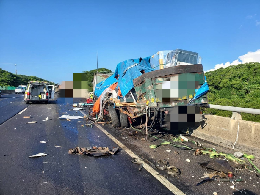 10日通霄路段1輛砂石車因分心駕駛，撞擊路肩準備拖救的大貨車及拖吊車，造成2駕駛死亡。（翻攝畫面）