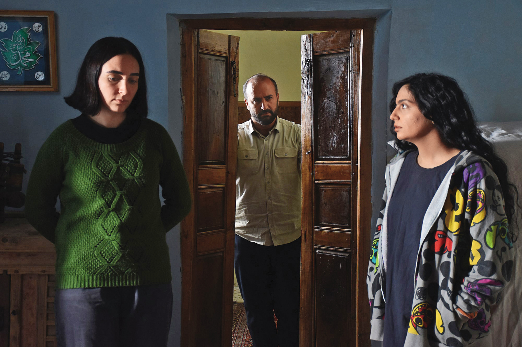 新上任的法官父親承受上級施壓，卻與不滿現狀、暗中支持抗爭的女兒們立場相左，裂痕加深。（好威映象提供）