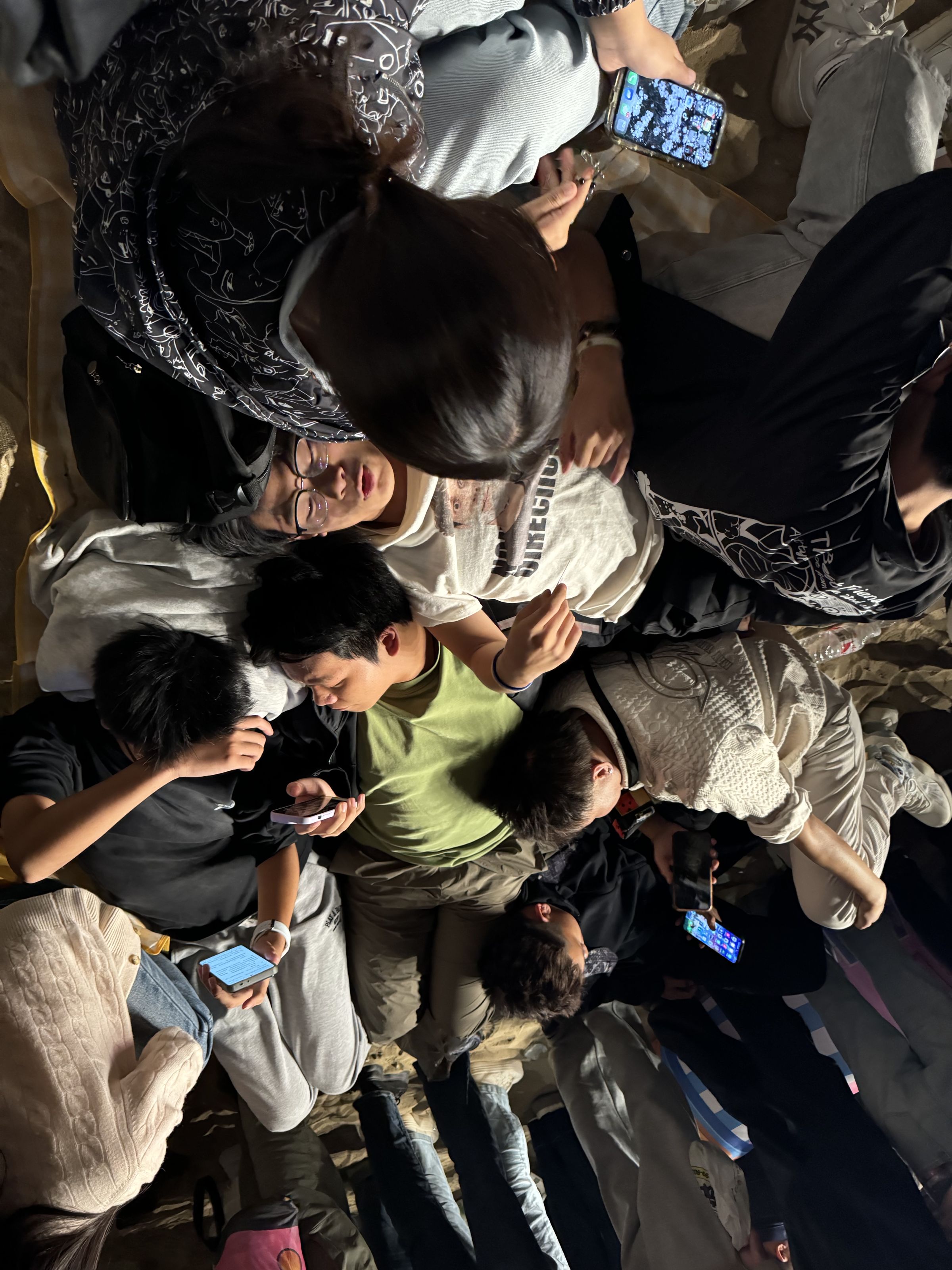 歌迷爲了佔到好位置,提前24小時排隊等待,搭帳篷、睡睡袋,席地而眠。(西東音樂提供)