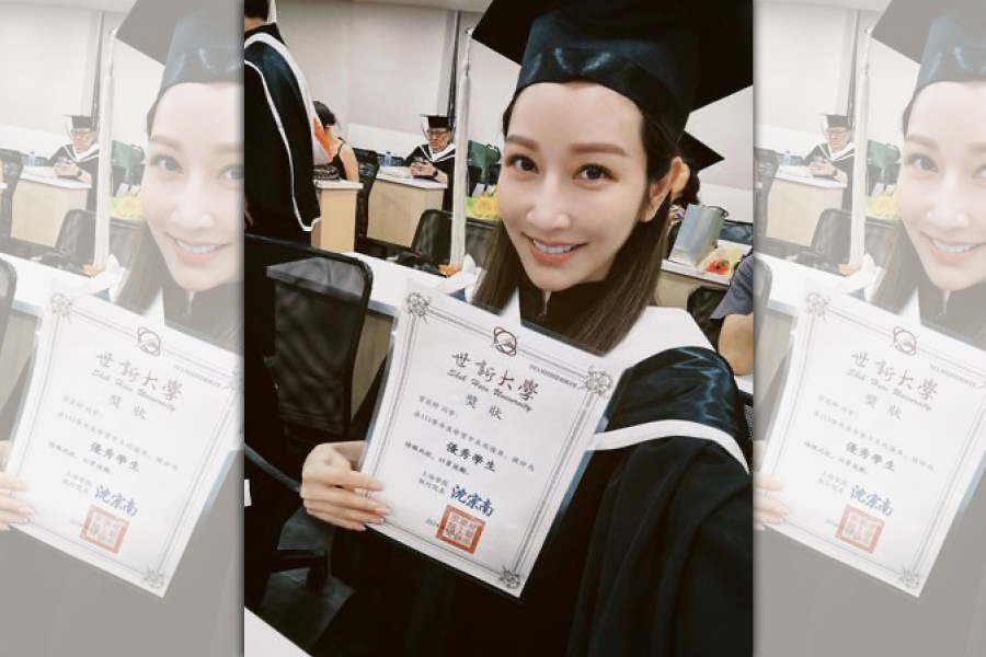 曾莞婷開心領到碩士畢業證書。（翻攝自曾莞婷臉書）