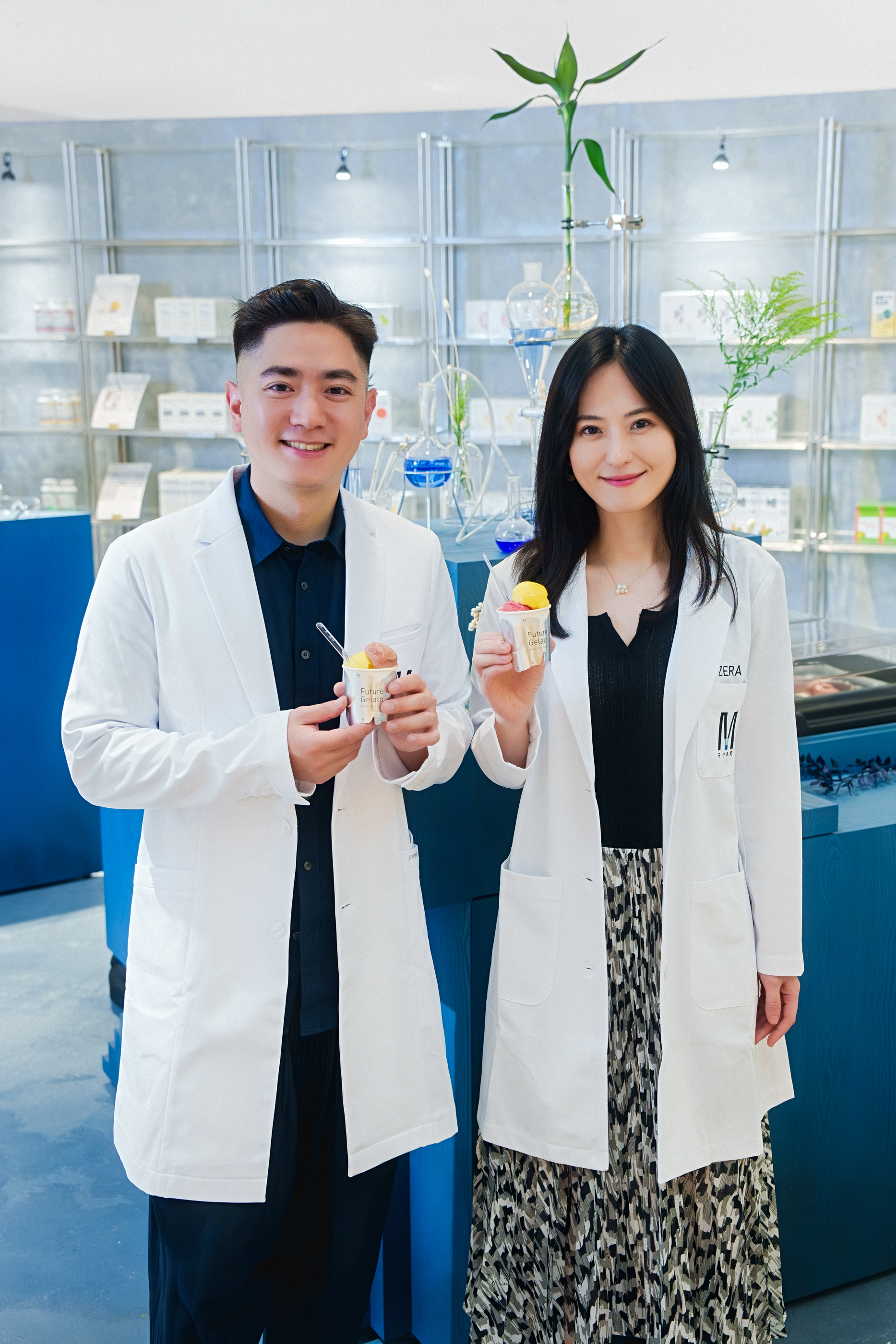 創辦人劉彥伯(圖左)出身台中在地藥局第三代,擁有藥師專業背景。(分子藥局NORTH HUB提供)