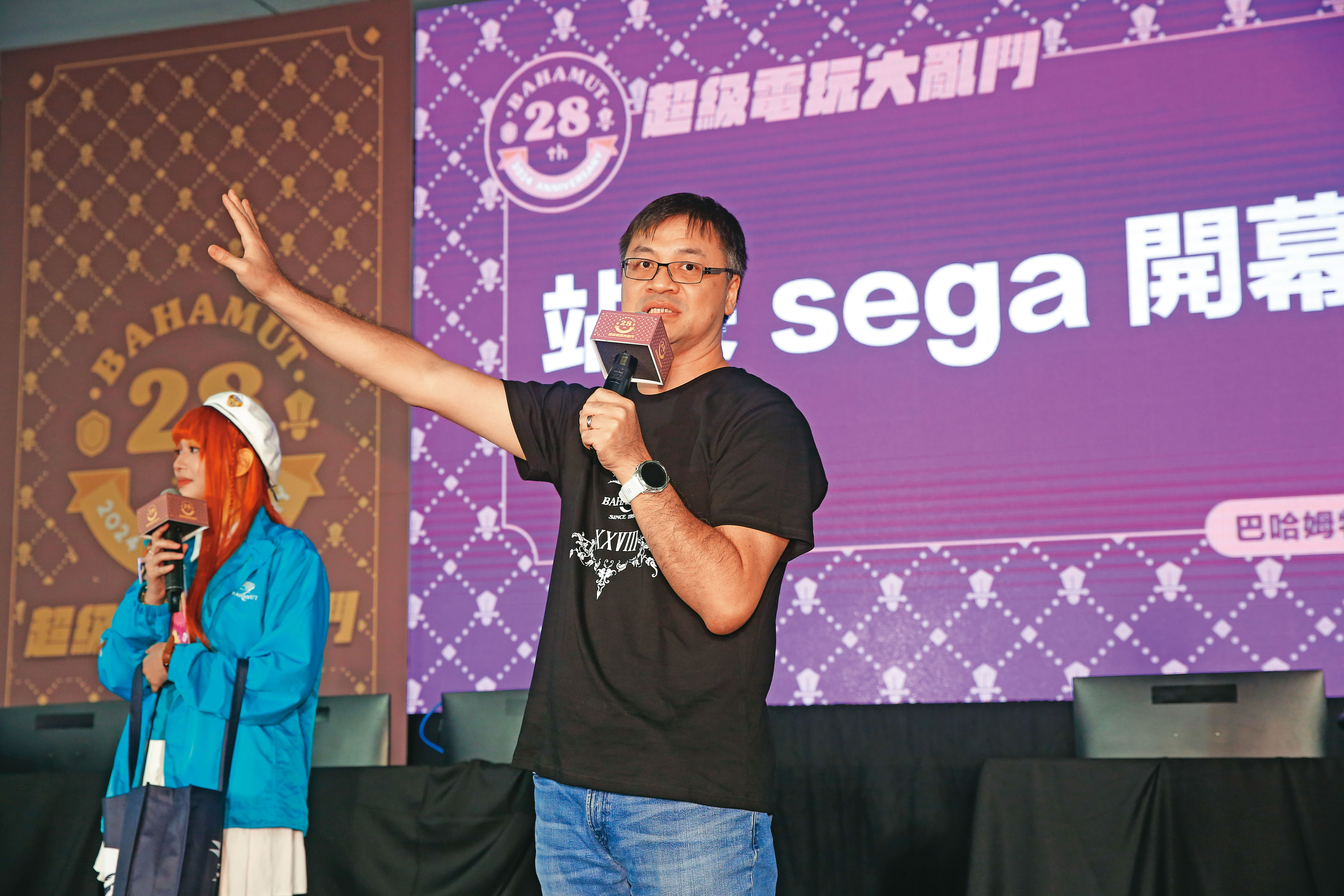 陳建弘(右)在遊戲圈人稱「sega站長」,不只是巴哈姆特的代表人物,在圈內也是傳奇般的存在。