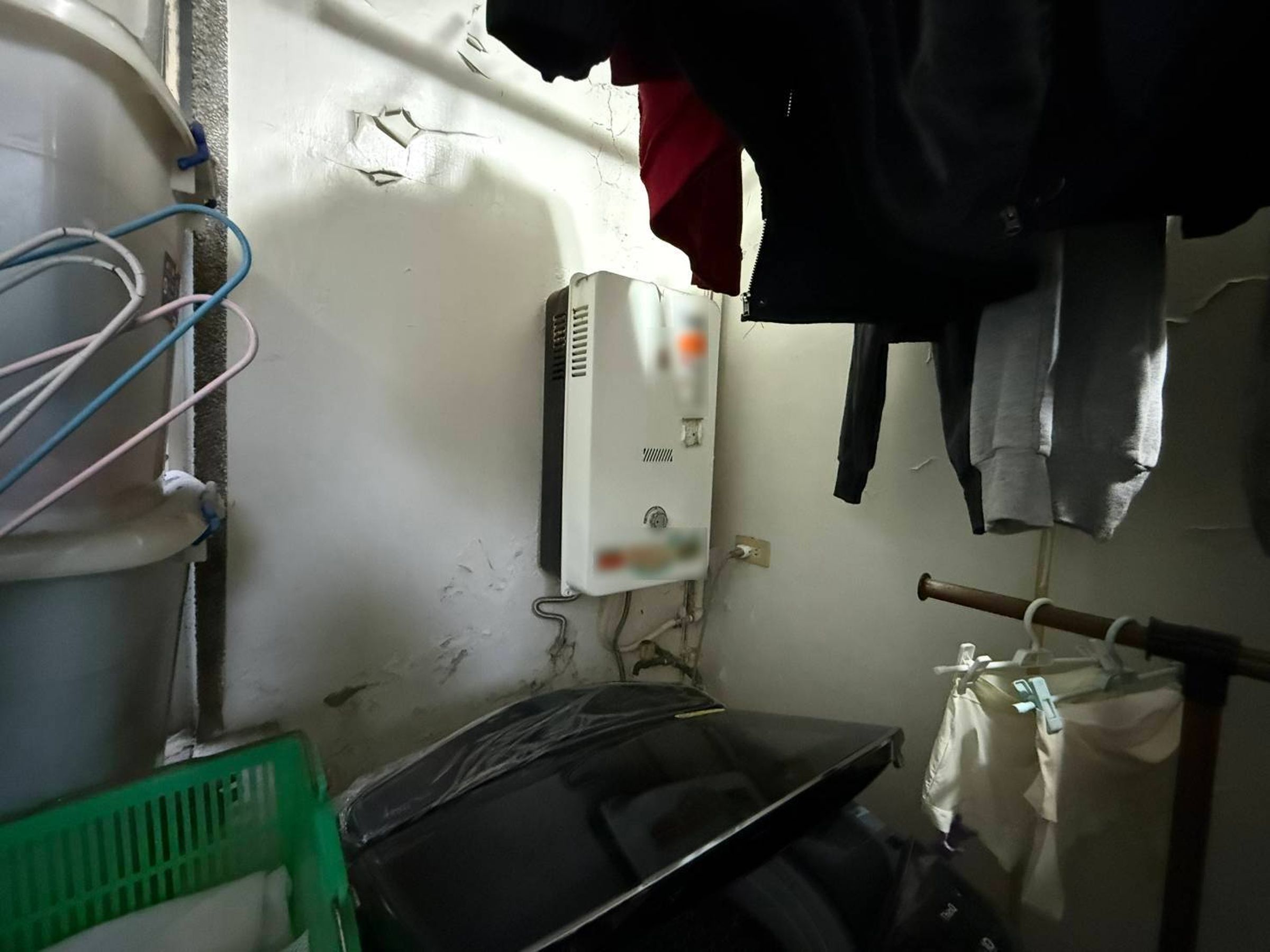 新北土城一氧化碳中毒意外釀1死、7送醫，警消提醒，民眾使用熱水器時，務必保持通風，切勿緊閉門窗。（示意圖，翻攝畫面）