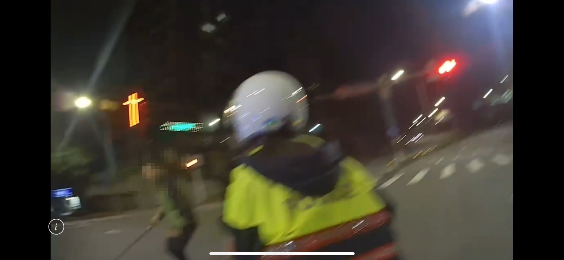 潘男突然揮舞釘耙攻擊離他最近的女警。（翻攝畫面）