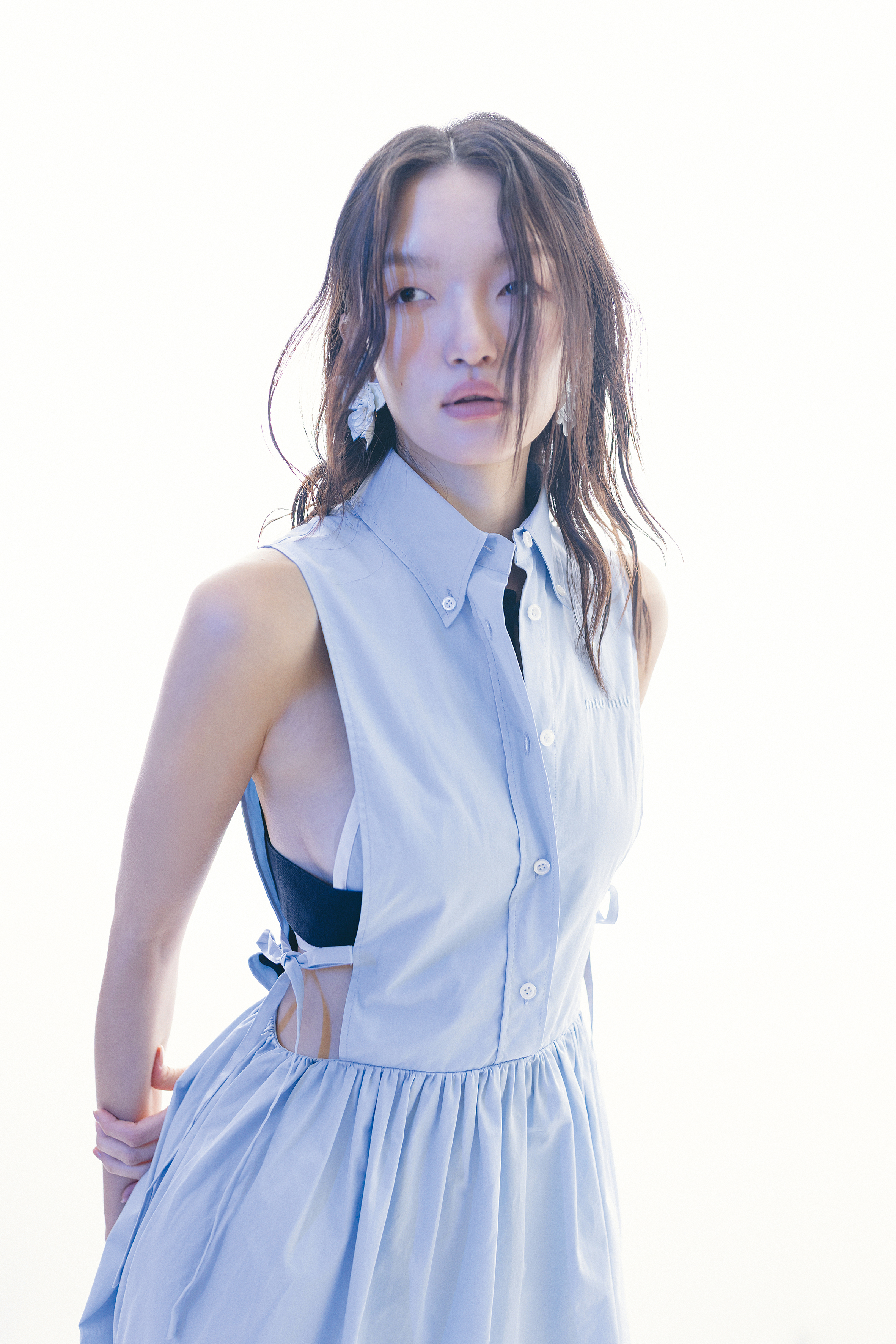 水藍色造型洋裝 價格店洽、深藍背心針織上衣 價格店洽、綁帶造型比基尼 價格店洽 all by MIU MIU／花卉耳環 NT$31,600 by Chloé