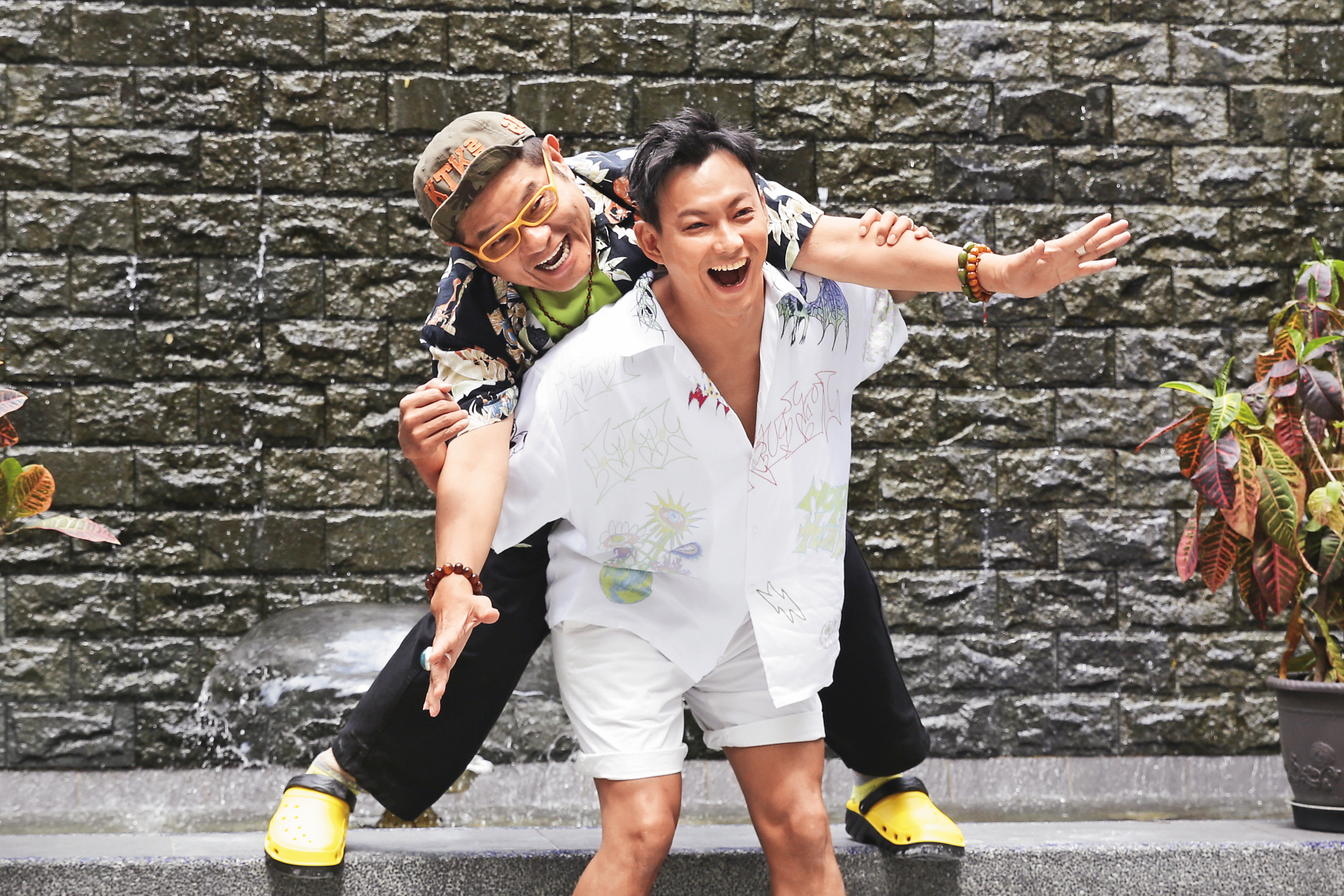 許效舜（左）與威廉（右）一起主持《效廉出發吧！》，許效舜受訪時曾透露威廉的心臟有問題。