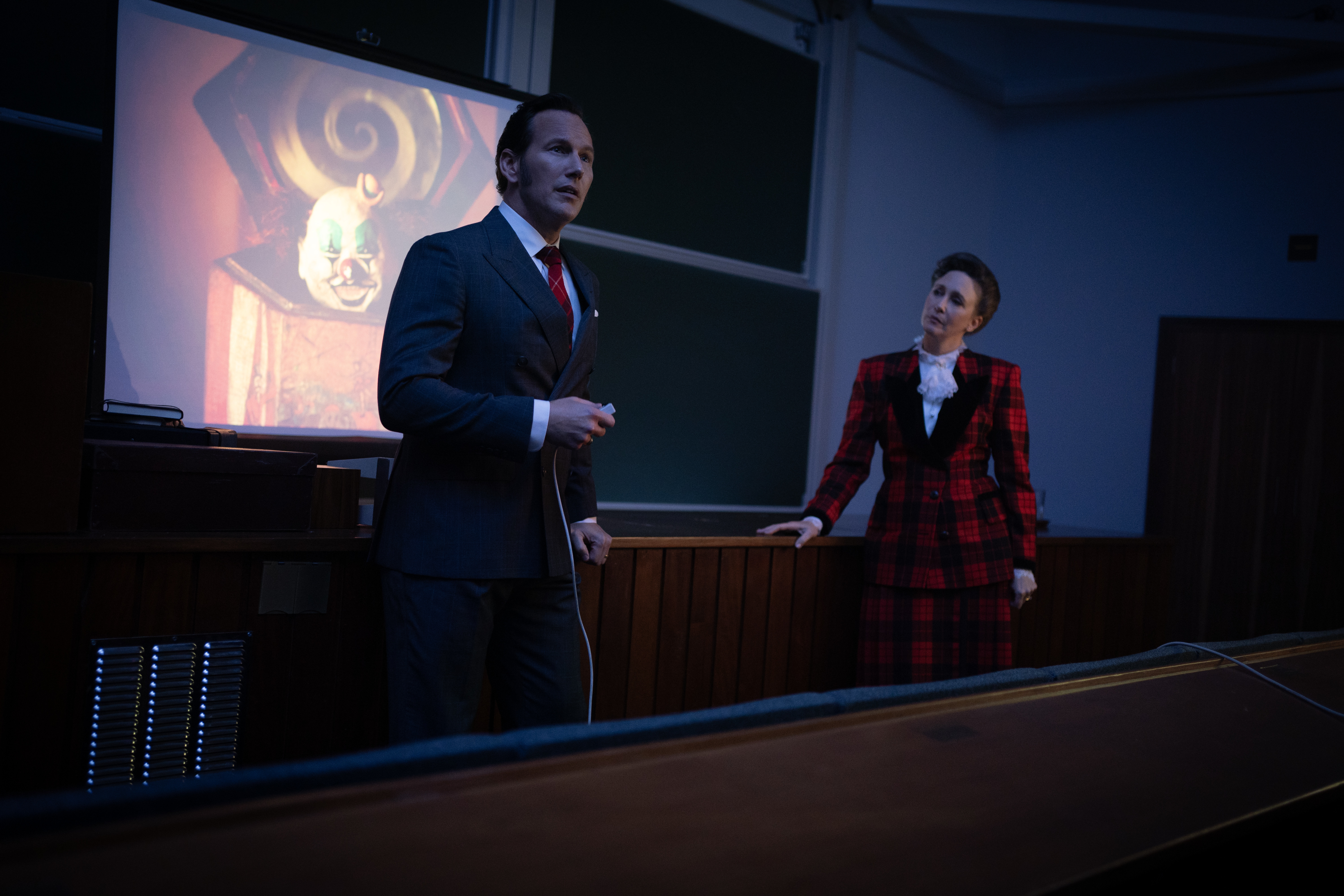 派翠克威爾森（左）、薇拉法蜜嘉（右）從2013年起，就在大銀幕上飾演靈異調查員華倫夫婦。（華納兄弟提供）