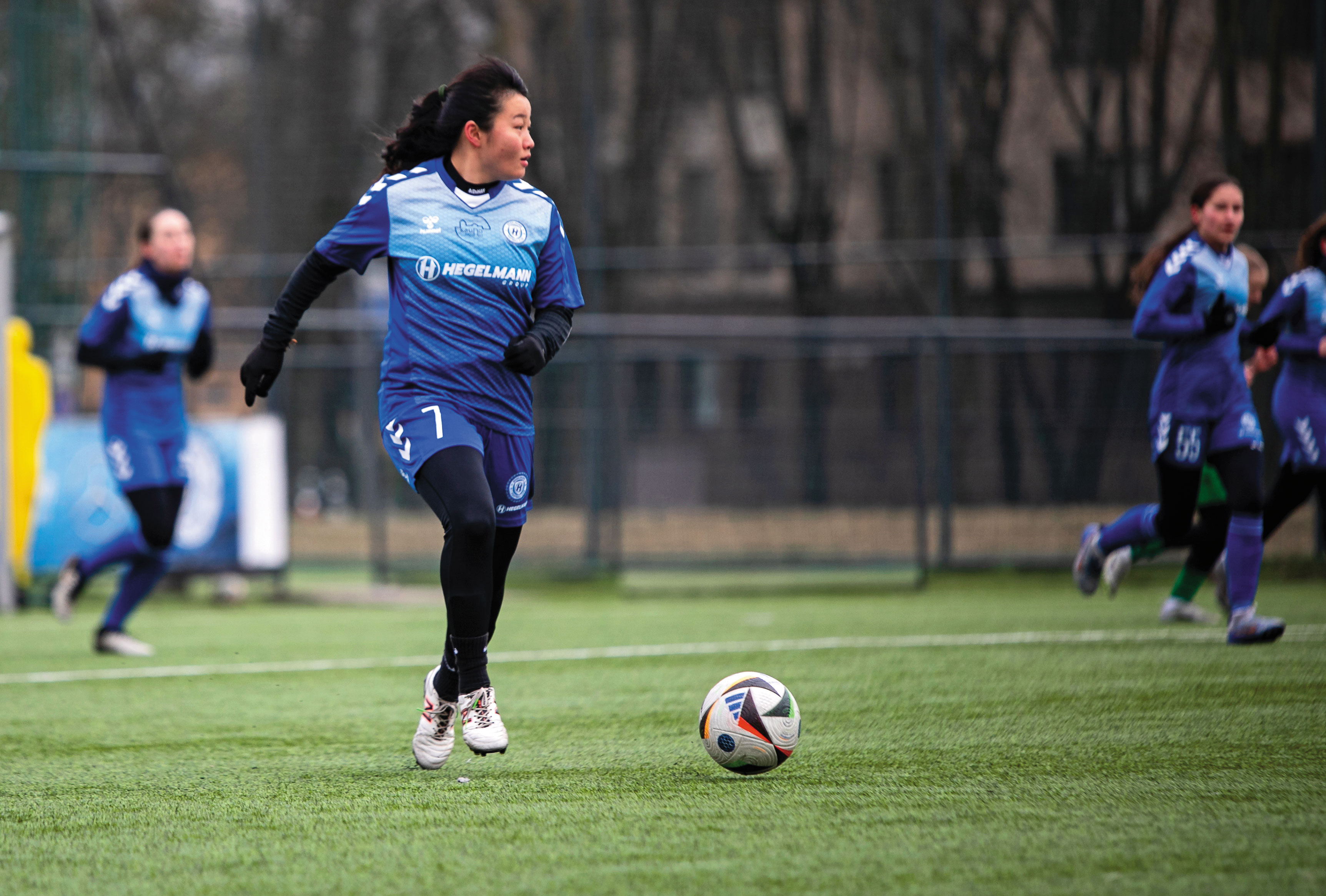 簡奇陞在立陶宛參加當地的足球測試，她說自己的程度在立陶宛相當於國家隊，但在英國，連路人都踢得比她好。（簡奇陞提供）