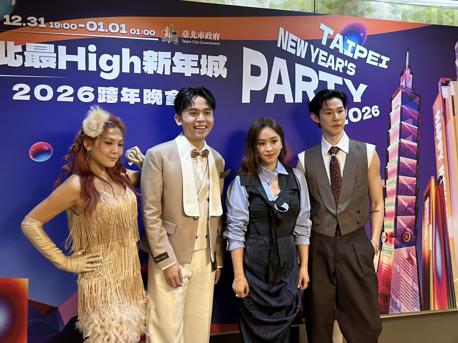 圓圓（左起）、黃豪平、Sandy、夏和熙攜手主持台北跨年晚會。（經紀人提供）