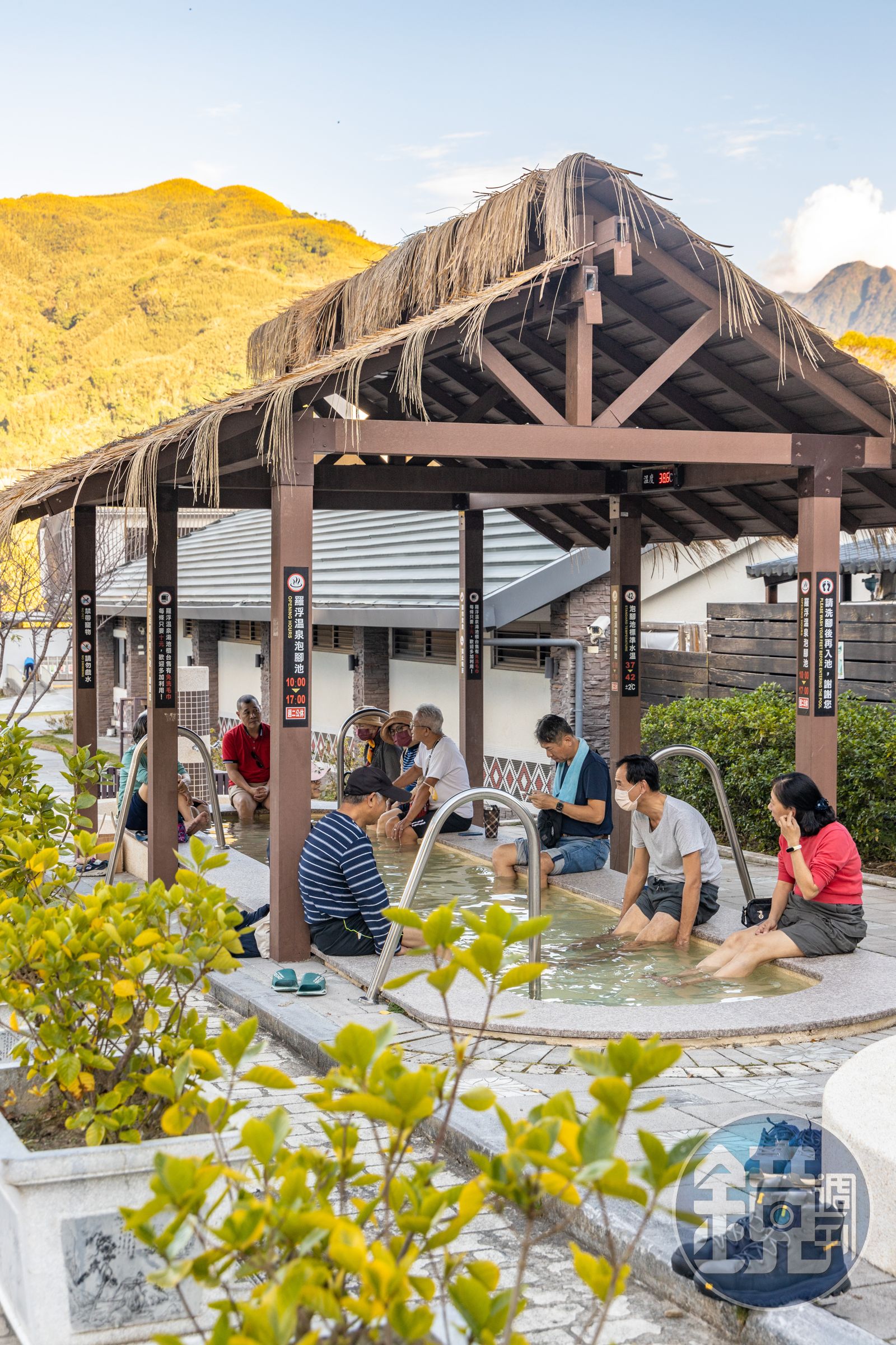 羅浮泰雅溫泉公園內的「羅浮泡腳池」免費對外開放,為無色無味的碳酸氫鈉泉。