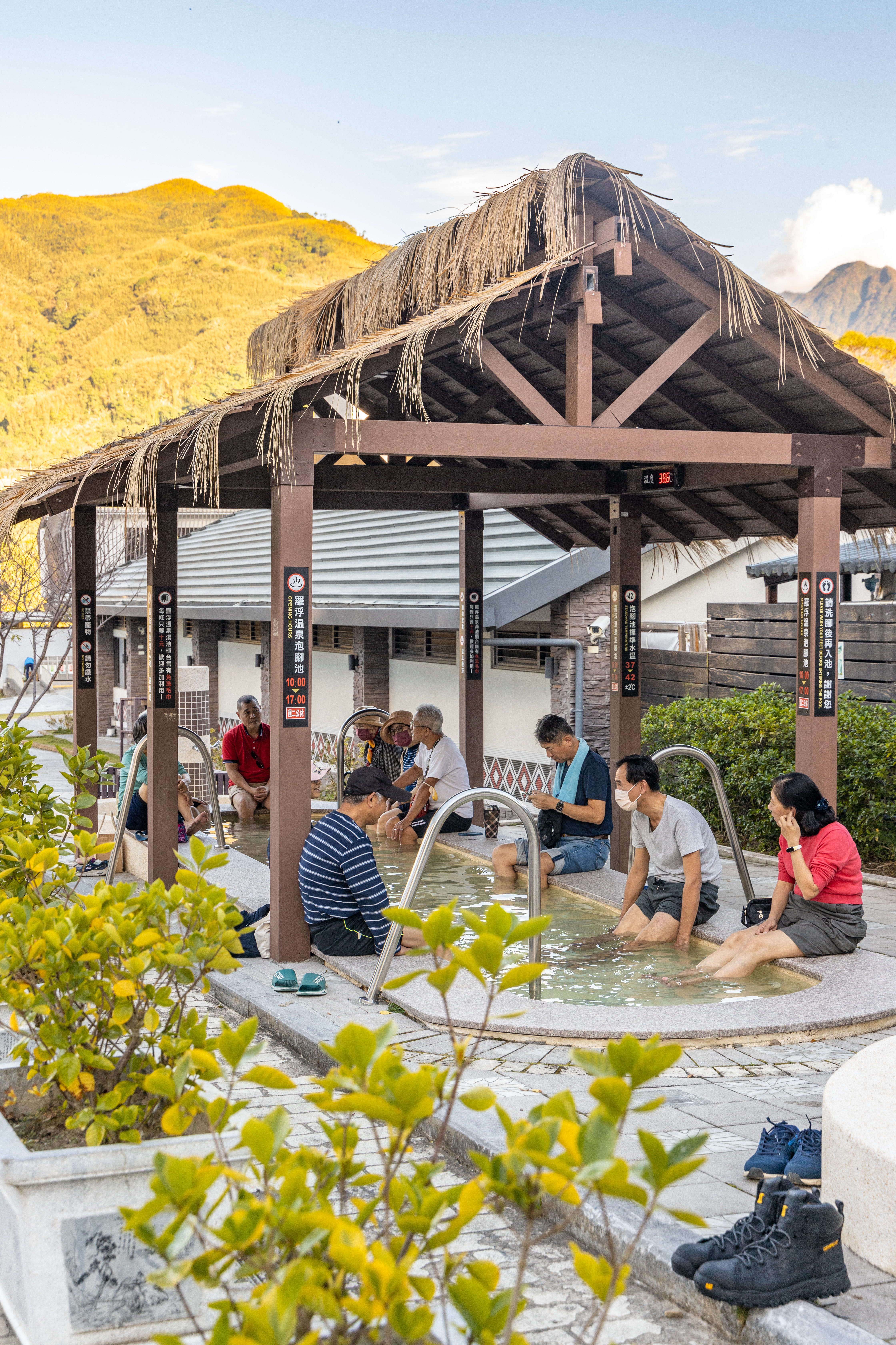 羅浮泰雅溫泉公園內的「羅浮泡腳池」免費對外開放，為無色無味的碳酸氫鈉泉。