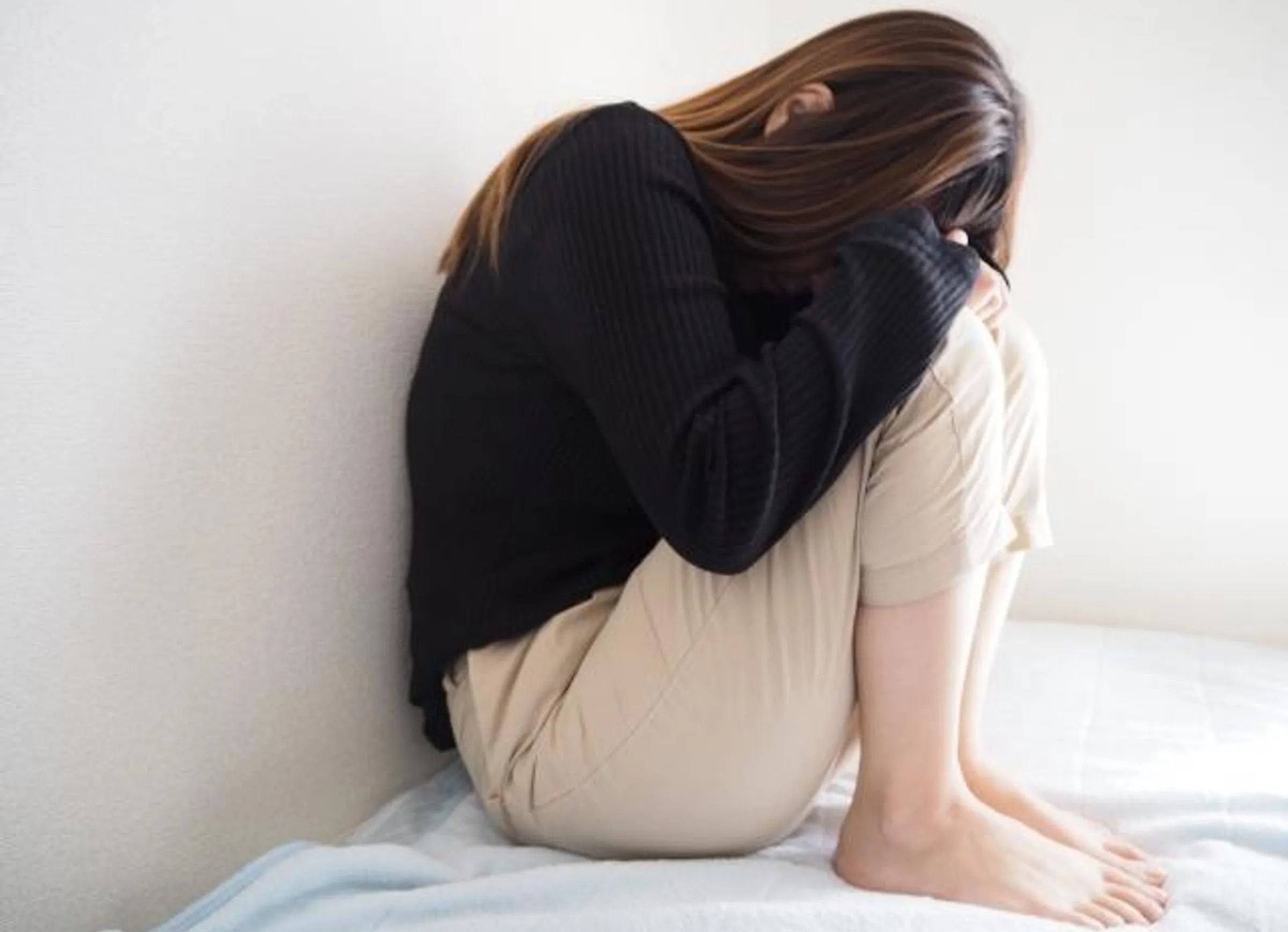 受害女教師因事件產生嚴重心理創傷,需長期治療,卻仍被迫繼續擔任加害學生的導師,形同二度傷害。(示意圖,Pakutaso)