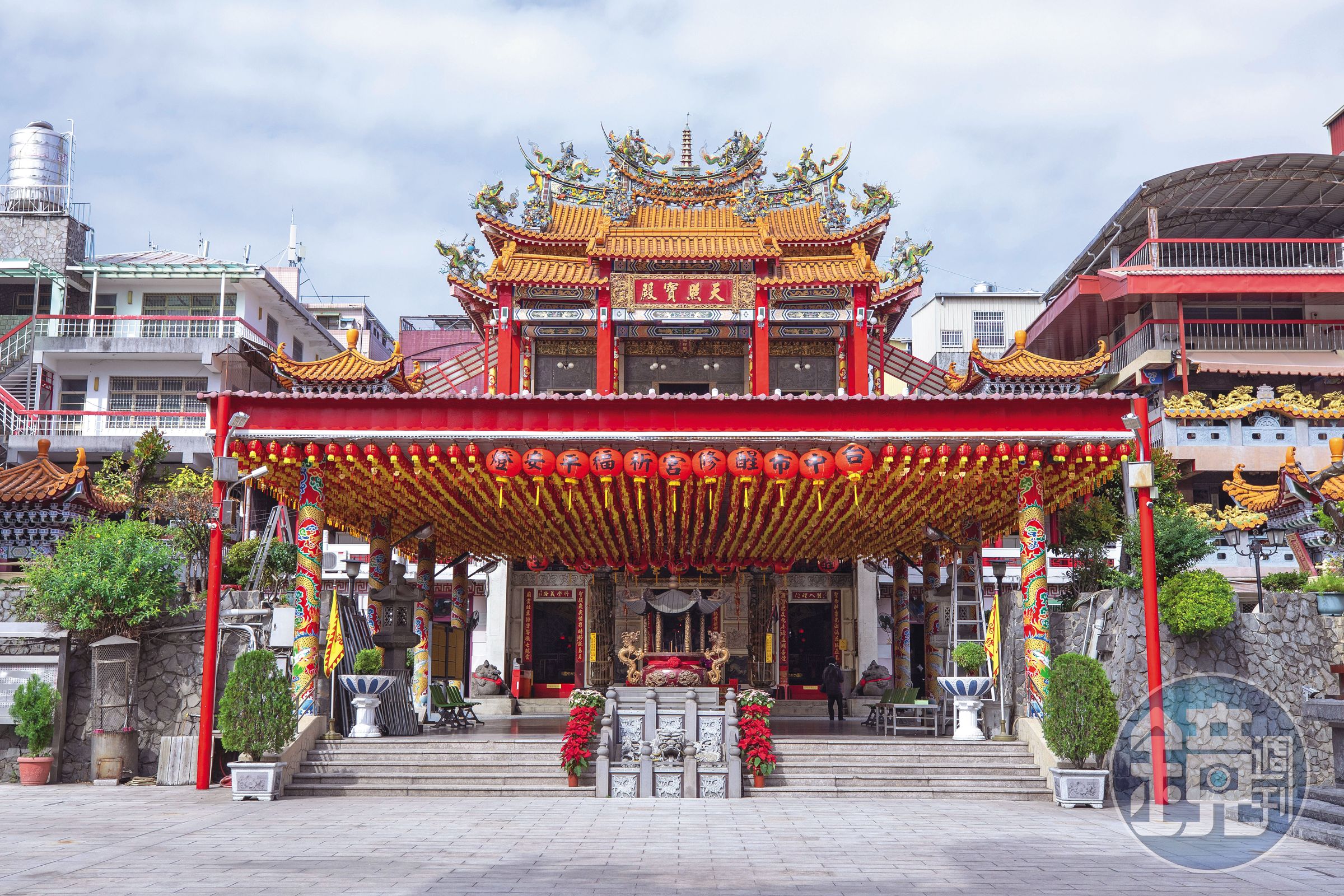 台中醒修宮正殿奉祀主神關聖帝君，坐姿身高9尺，香火鼎盛。