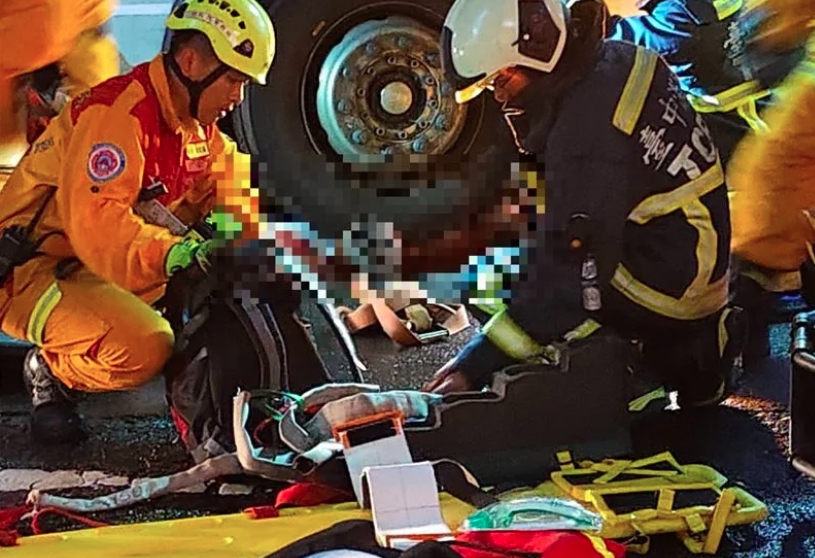 遭巨業客運違規轉彎撞死的東海女大生在事故發生時只壓到手，並未重傷死亡，卻被司機二度輾壓。（翻攝畫面）