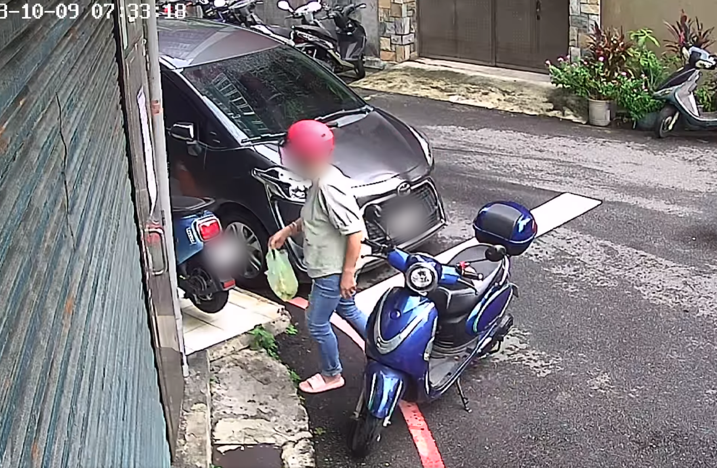 新北一名婦人隨意餵食有飼主的狗吃下糯米腸,導致狗狗因急性腸胃疾病死亡。(翻攝自臉書社團《我愛新莊我是新莊人》)