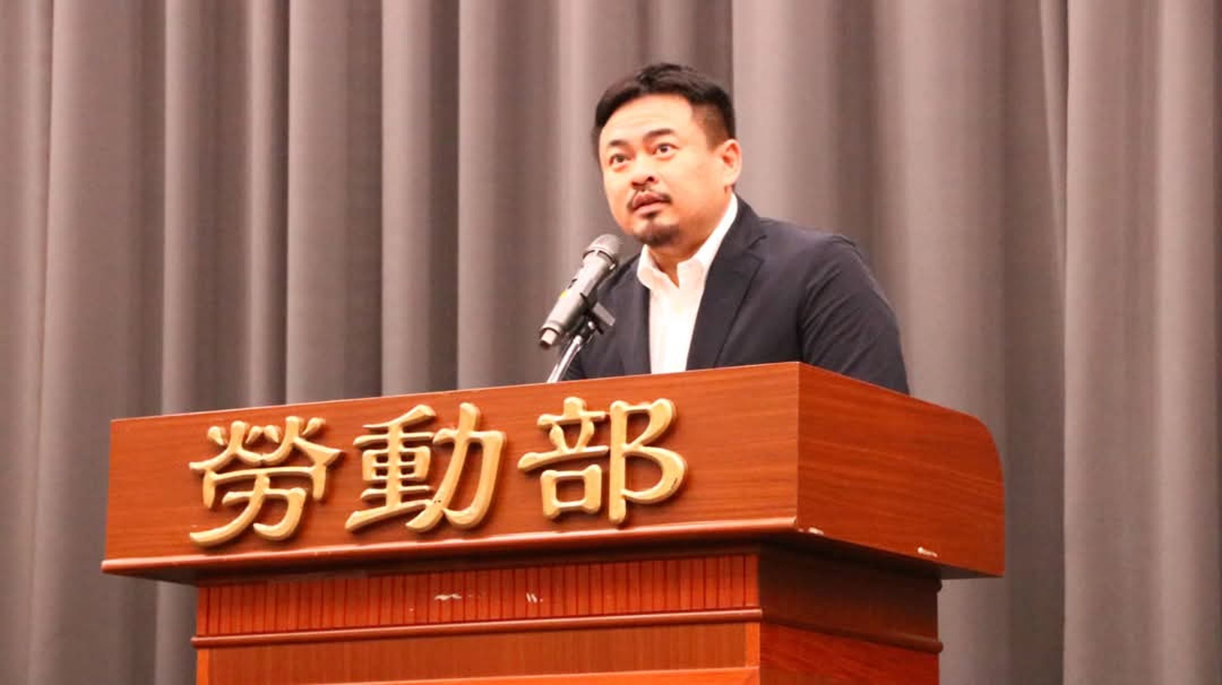 針對在野黨砲轟許銘春、謝宜容濫用就安基金，勞動部長洪申翰表示，絕對不會包庇。（翻攝自洪申翰臉書）