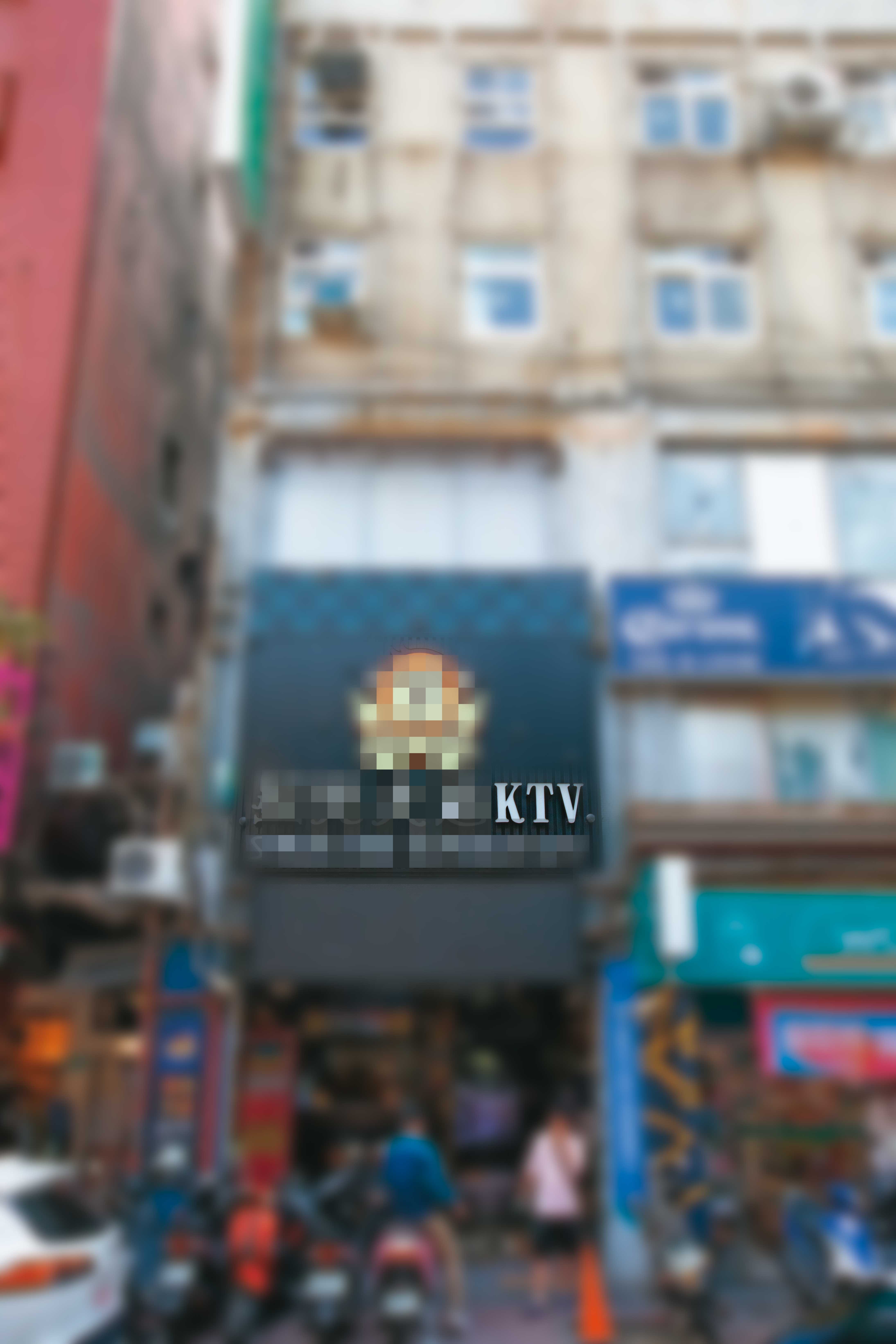 1998年王姓富商遭吳哲銘槍殺案發生在「歡樂聯盟」KTV的3樓包廂，目前該店樓下2樓也是開設KTV，店名已不同。