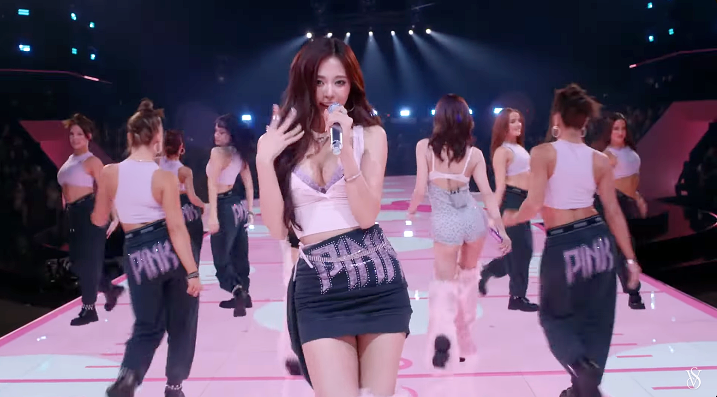 子瑜登上「維多利亞的秘密2025」時裝秀，內衣外穿辣到爆。（截圖自 Victoria's Secret YT）