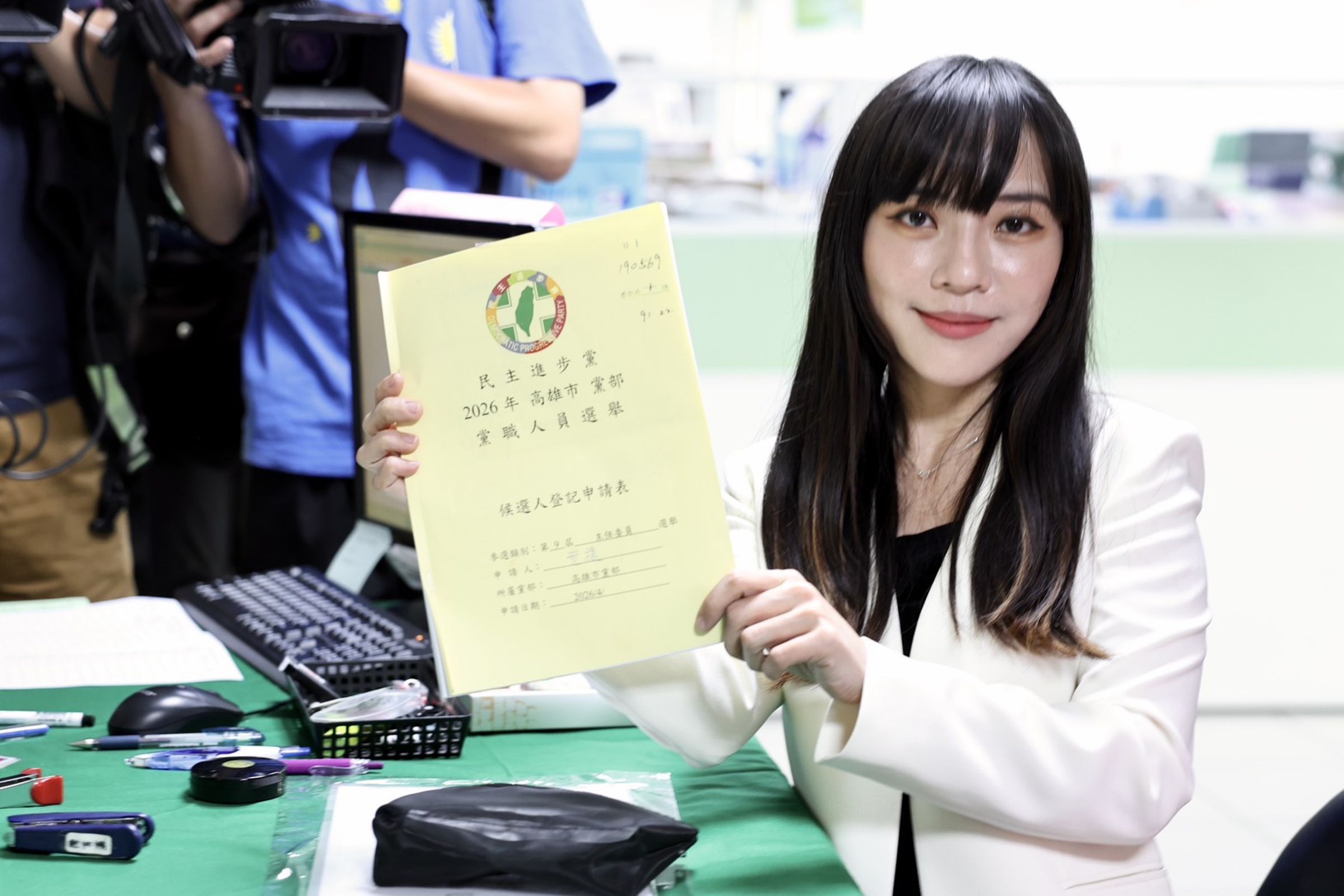 民進黨高雄市黨部主委只有黃捷1人登記參選,確認同額競選,入黨2年半就當上黨部主委。(翻攝自黃捷臉書)