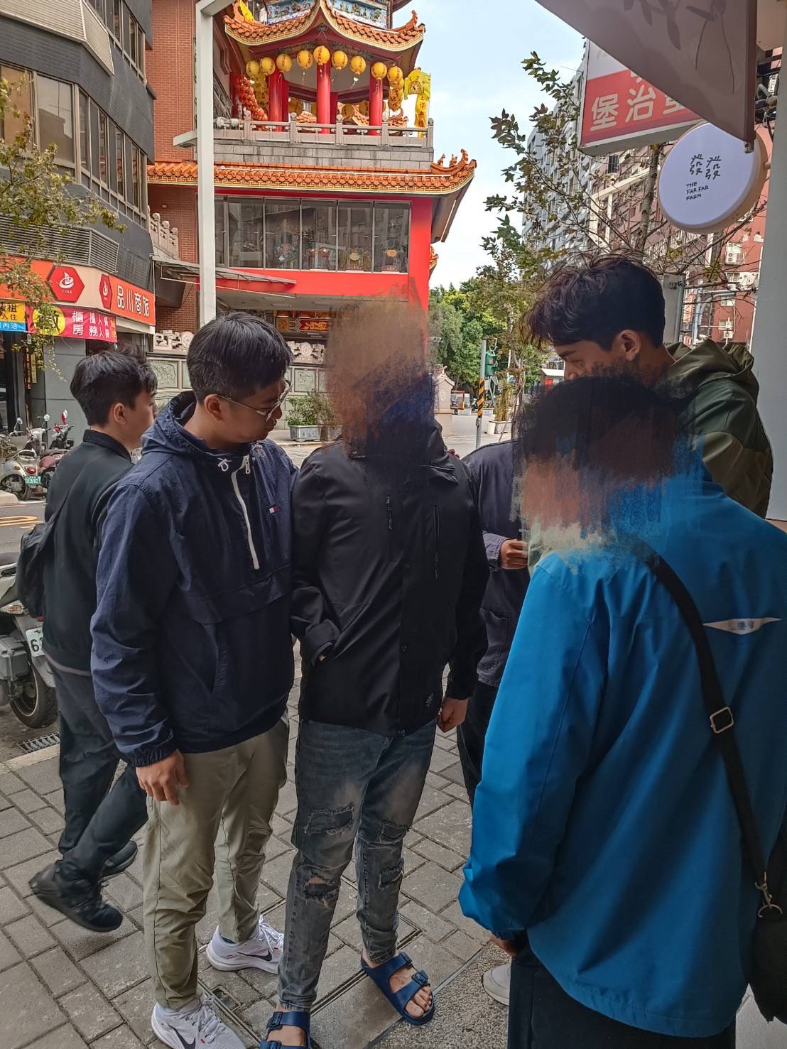 警方趁取簿手與收簿手許男見面之際 當場逮捕許男。(翻攝畫面)