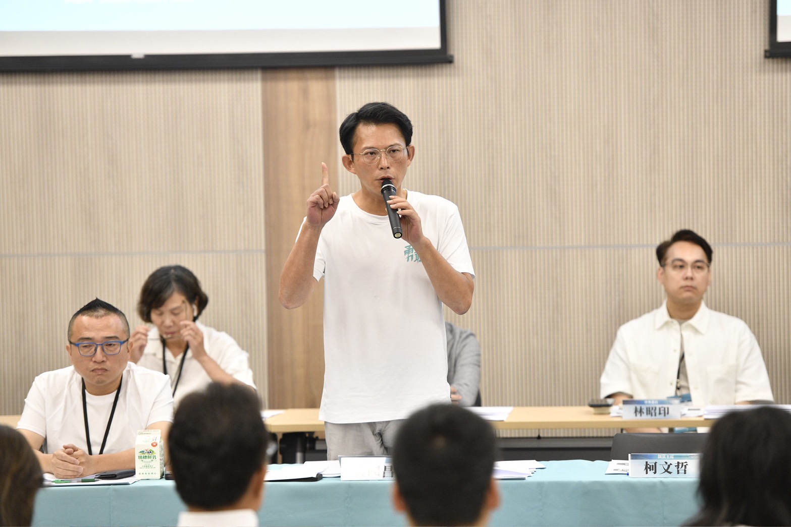 民眾黨今日召開黨代表大會，討論後維持前黨主席柯文哲訂下的不分區立委2年條款。（鏡報李智為）