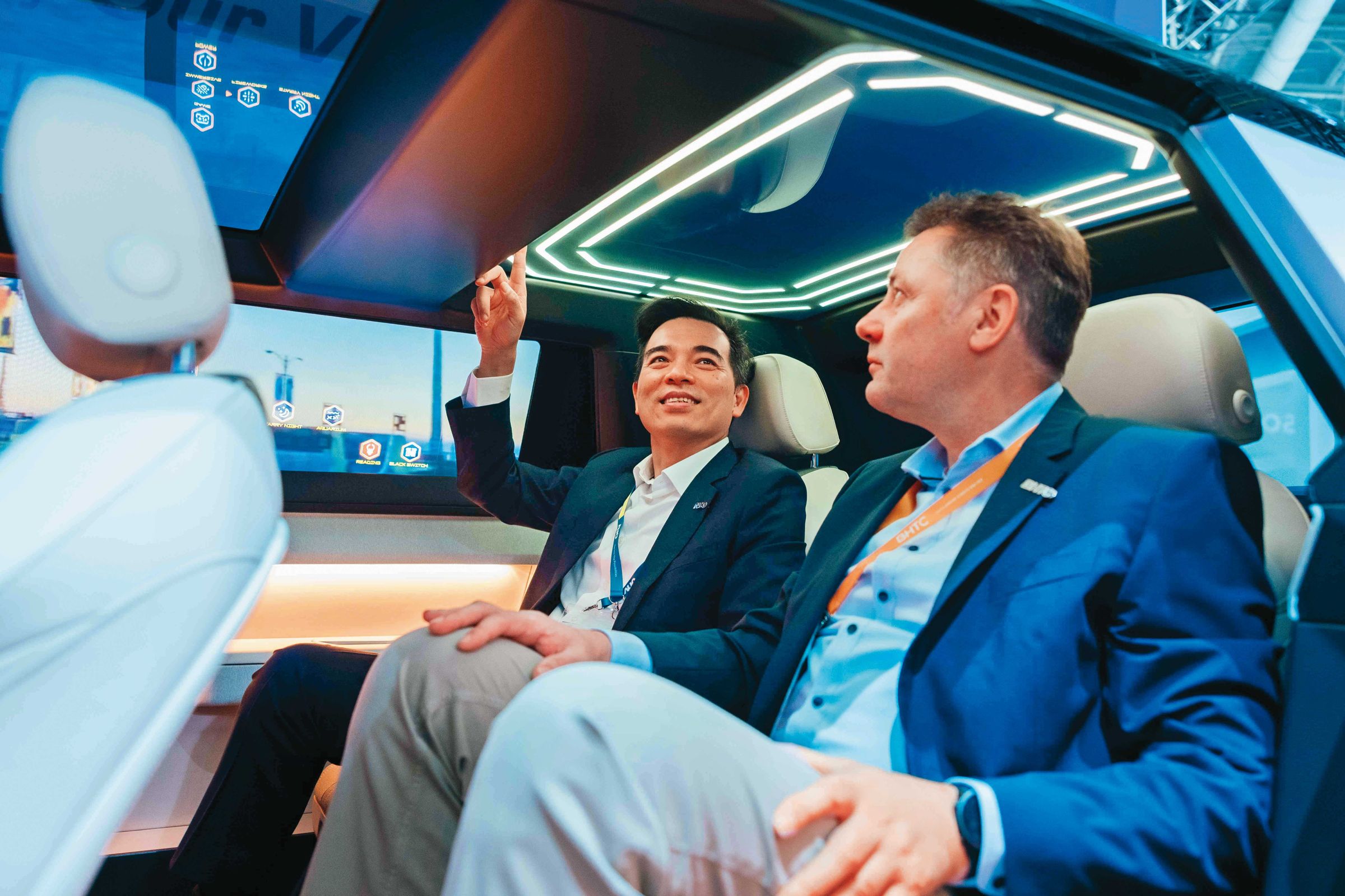 智慧座艙為自駕車帶來全新變革,未來可在車上辦公、購物、娛樂,甚至和朋友專注聊天。(翻攝友達光電官網)