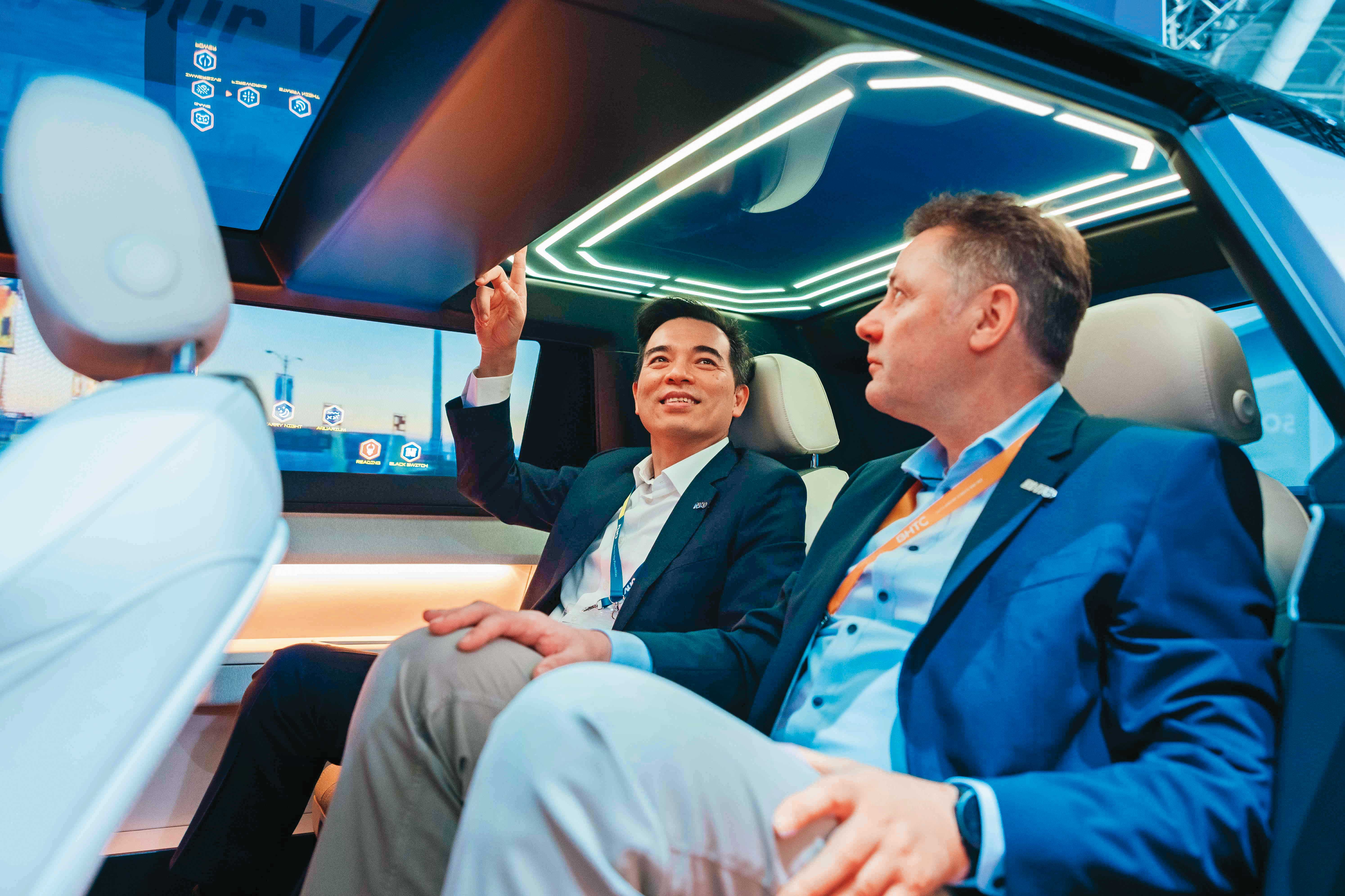智慧座艙為自駕車帶來全新變革,未來可在車上辦公、購物、娛樂,甚至和朋友專注聊天。(翻攝友達光電官網)
