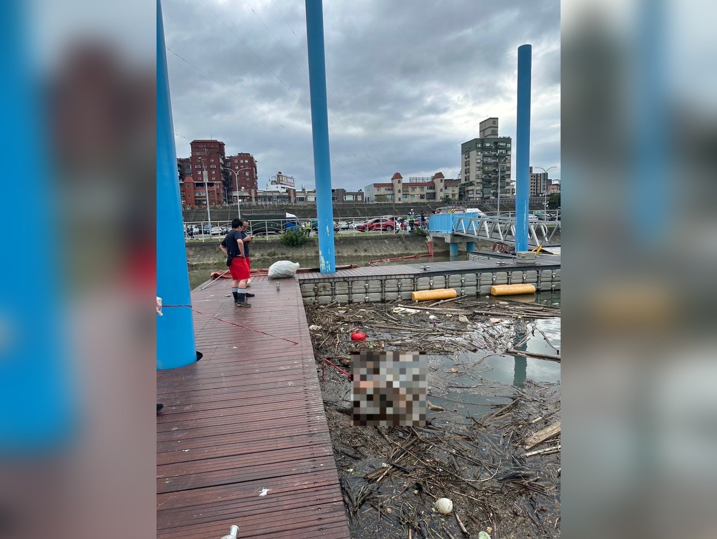 北市士林區百齡橋下碼頭日前驚見一具無頭男屍，研判是魚類啃咬所致。（翻攝畫面）