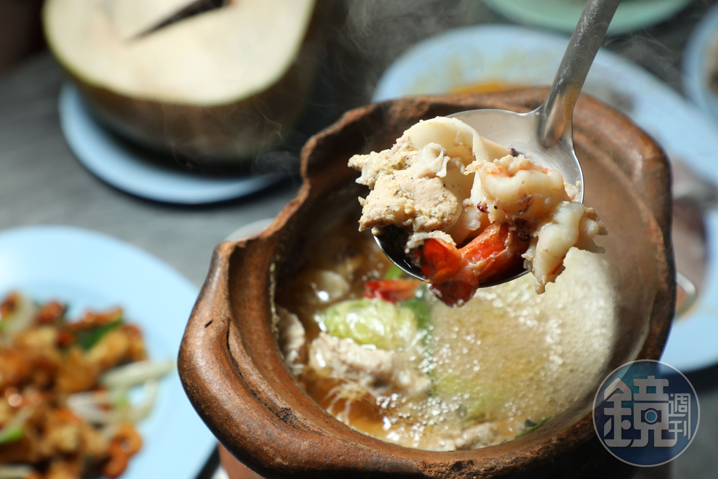 正盛海鮮小陶鍋的招牌菜「綜合鍋」,以炭火燒煮,湯頭香甜,食材鮮美。(250泰銖/份,約NT$220)
