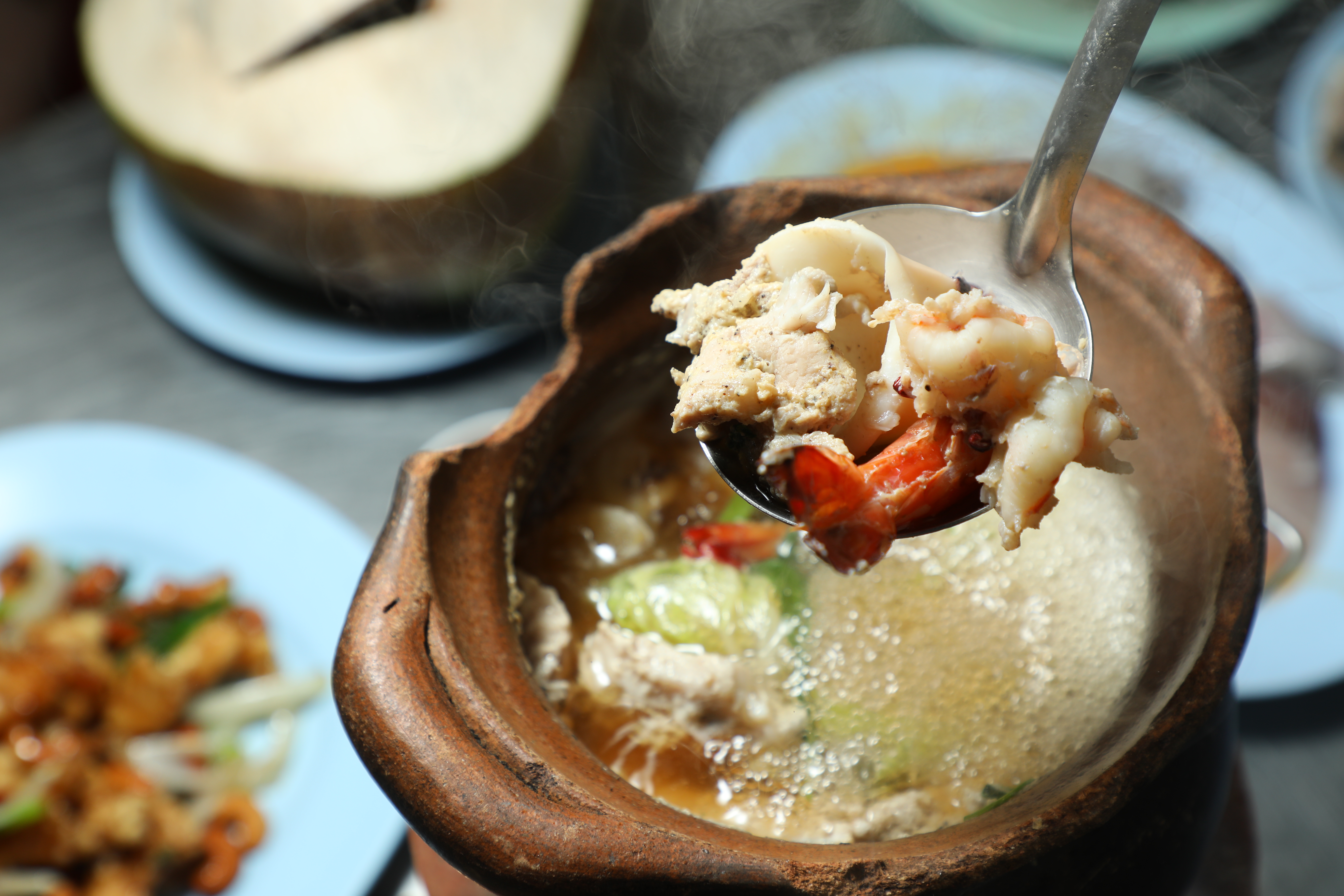 正盛海鮮小陶鍋的招牌菜「綜合鍋」，以炭火燒煮，湯頭香甜，食材鮮美。（250泰銖／份，約NT$220）