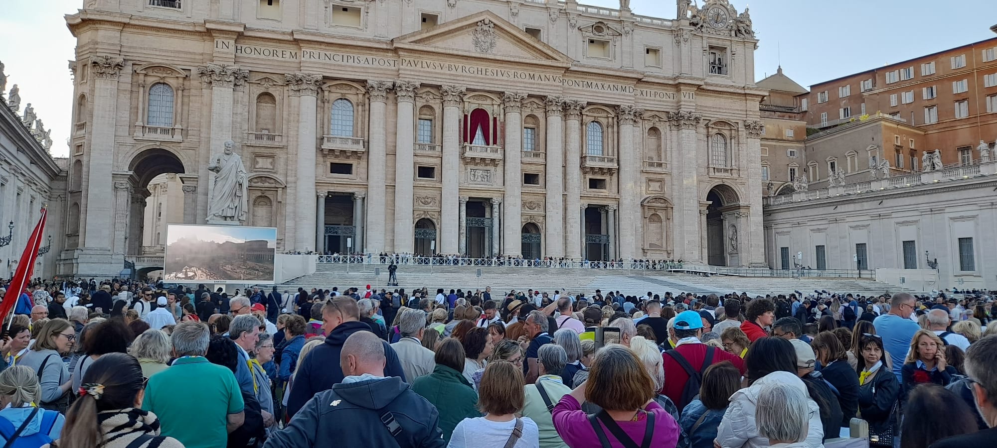 祕密會議舉行第一天,信徒聚集在聖伯多祿廣場外。(翻攝X@VaticanNews)