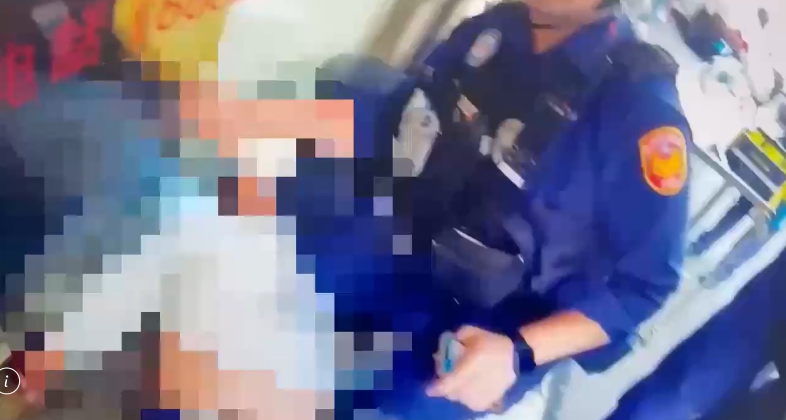 警方趕抵後,楊男竟還朝員警揮拳,遭壓制逮捕。(翻攝畫面)