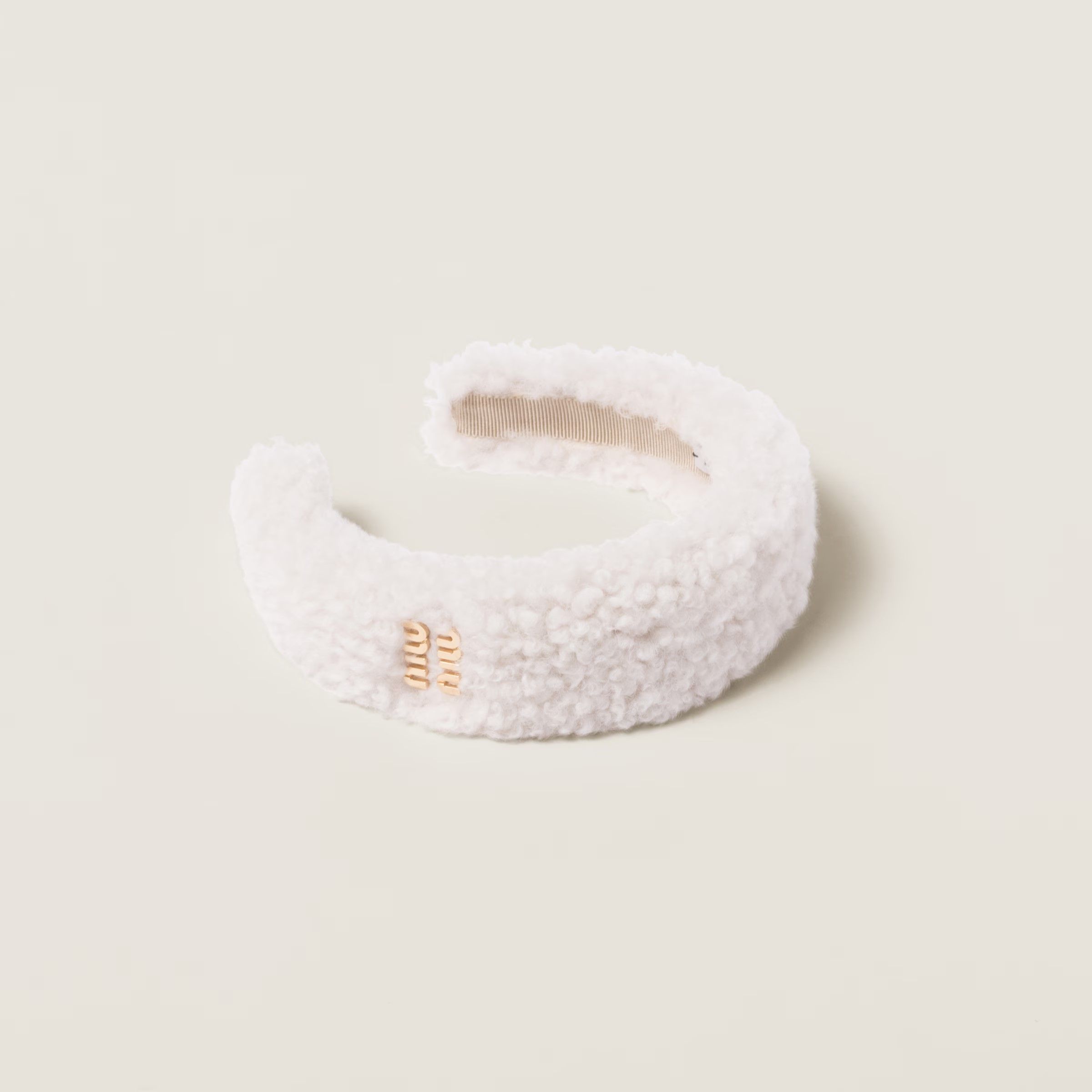 Miu Miu羊絨髮箍。NT$19,500(Miu Miu提供)
