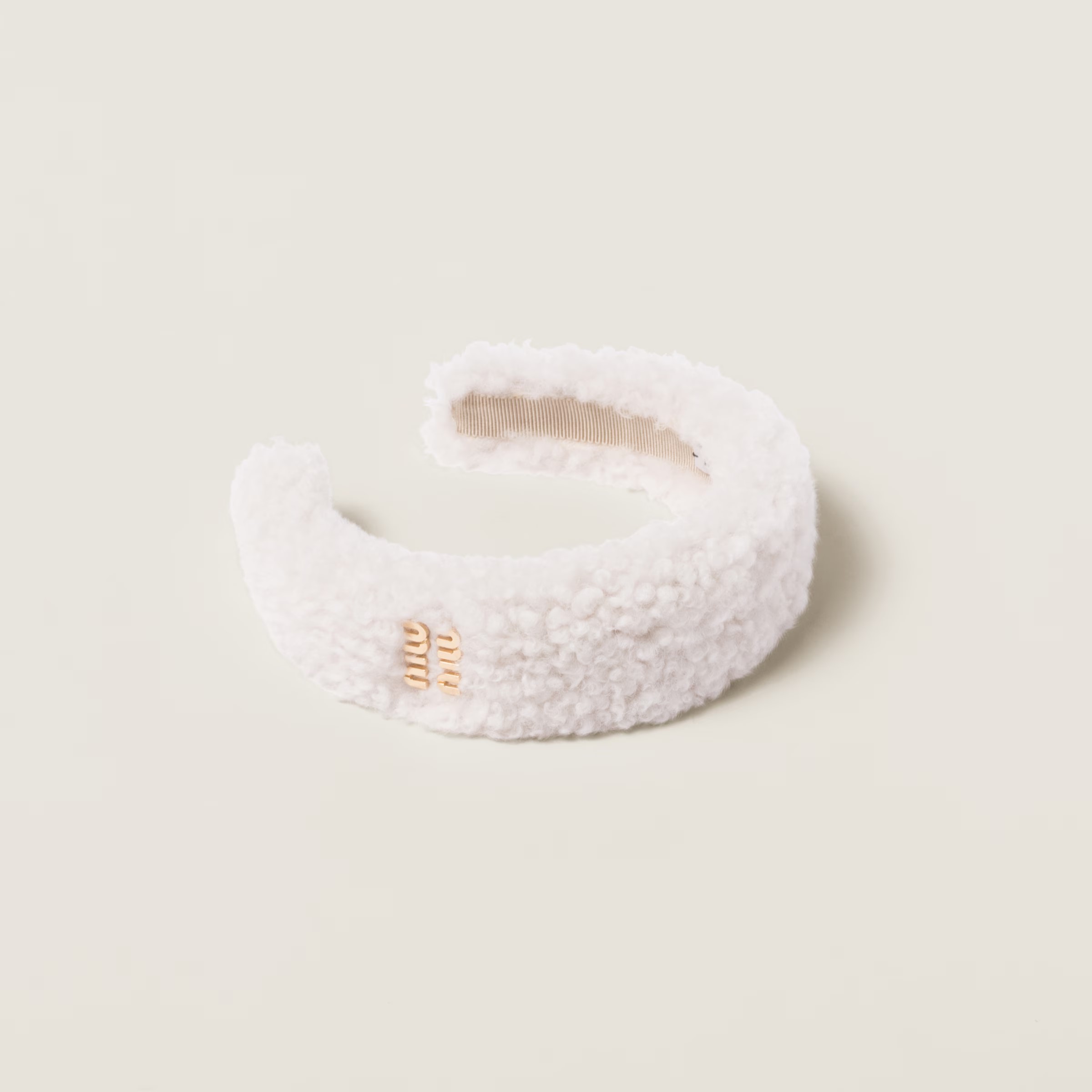 Miu Miu羊絨髮箍。NT$19,500(Miu Miu提供)