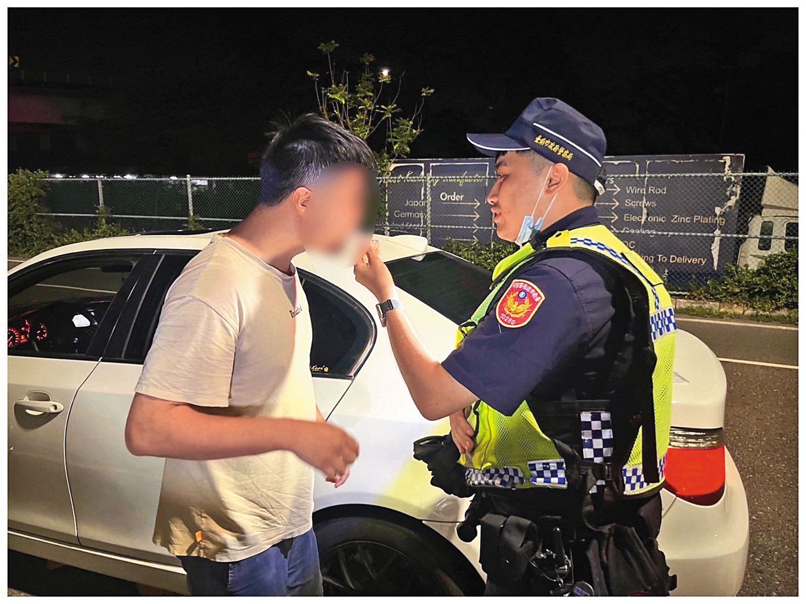 洪漢周要刑警在毒蟲家附近埋伏，見對方騎車或開車就當場攔查。示意畫面。（翻攝畫面）