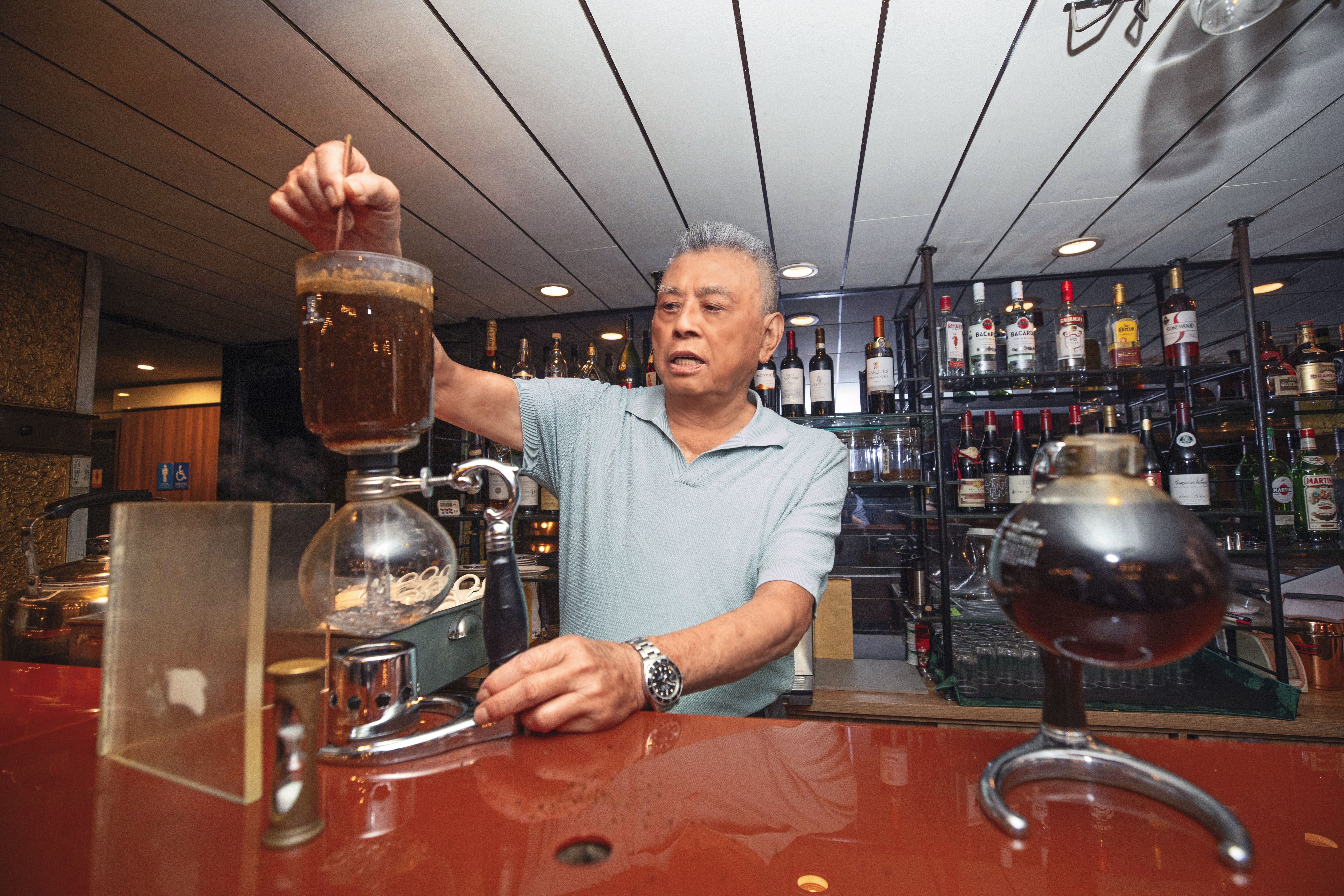 高齡85歲的林允修，堅持親自烘咖啡豆，有時還會出手幫老客人煮咖啡。