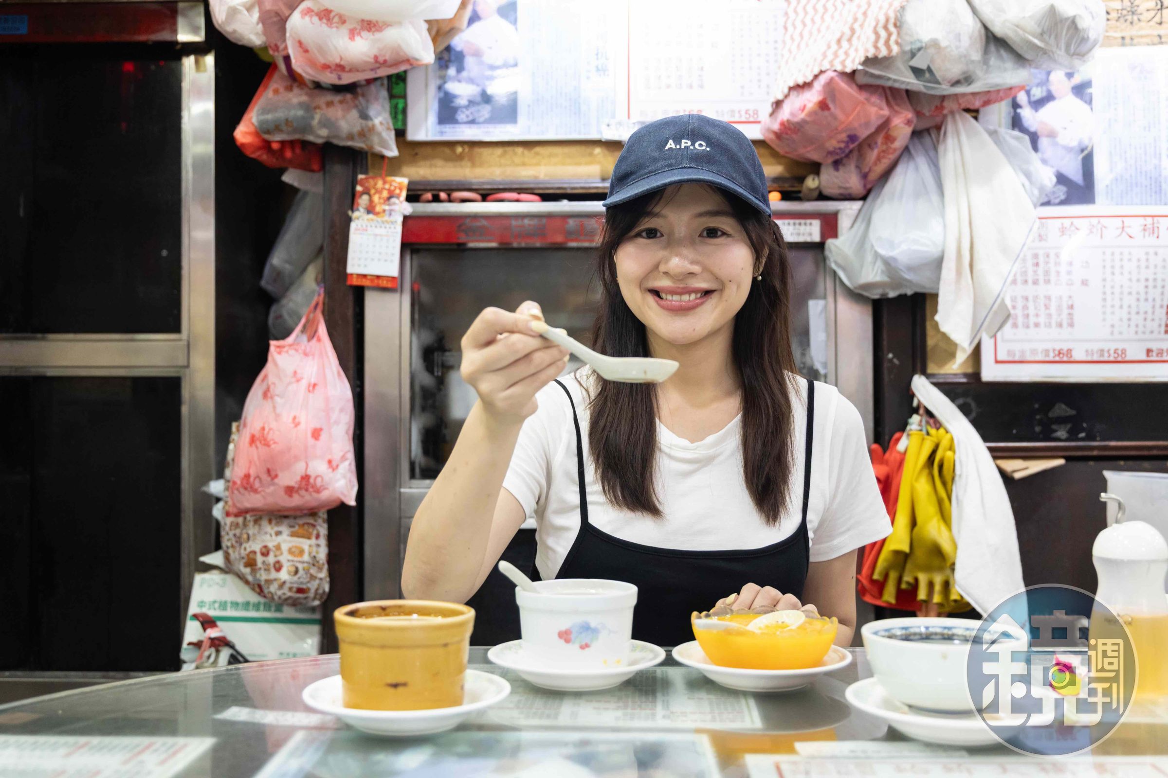 在旺角的「泰和堂涼茶館」，可以喝到苦得讓我靈魂出竅的涼茶，也能吃到濃郁甘甜的楊汁甘露。
