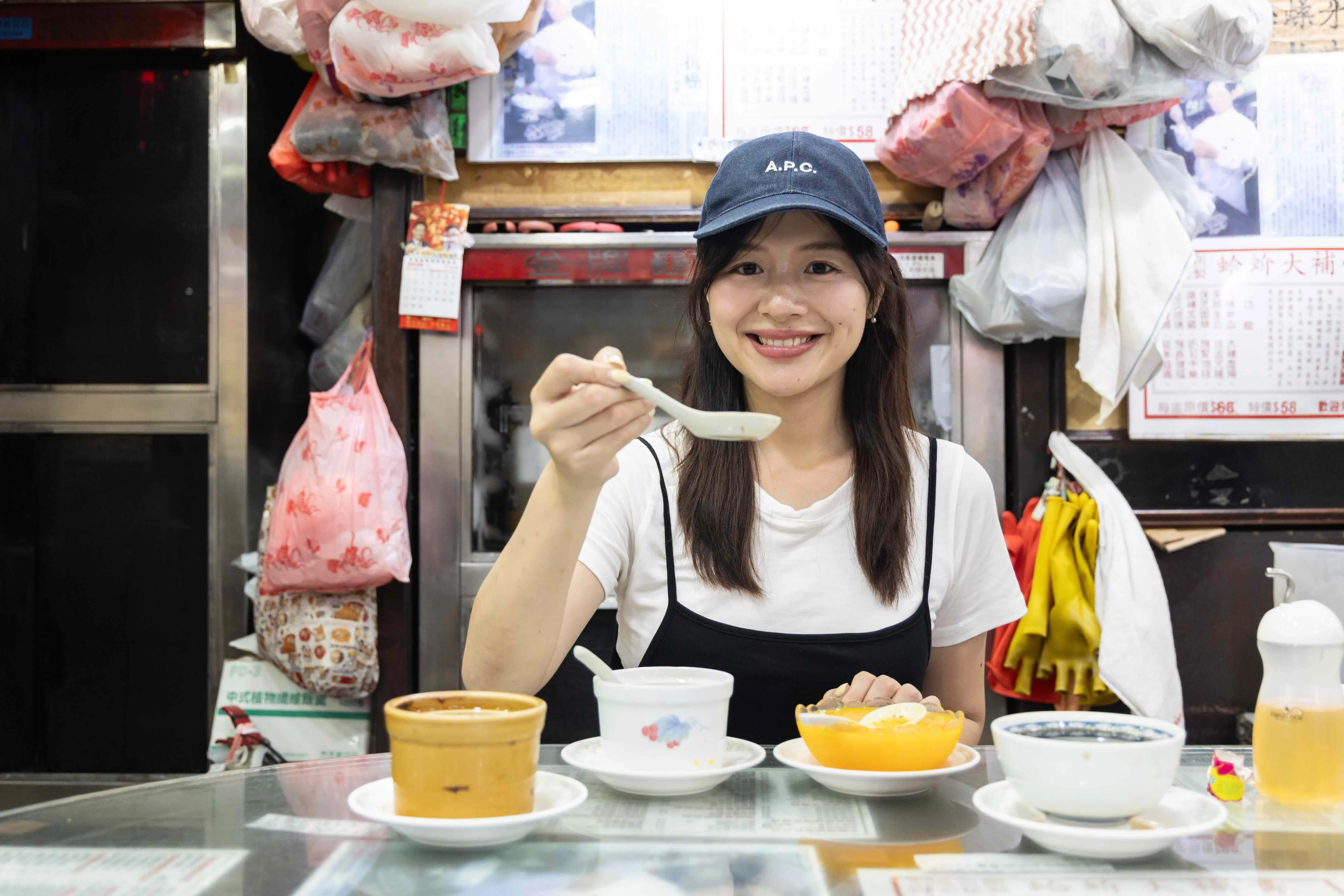 在旺角的「泰和堂涼茶館」，可以喝到苦得讓我靈魂出竅的涼茶，也能吃到濃郁甘甜的楊汁甘露。
