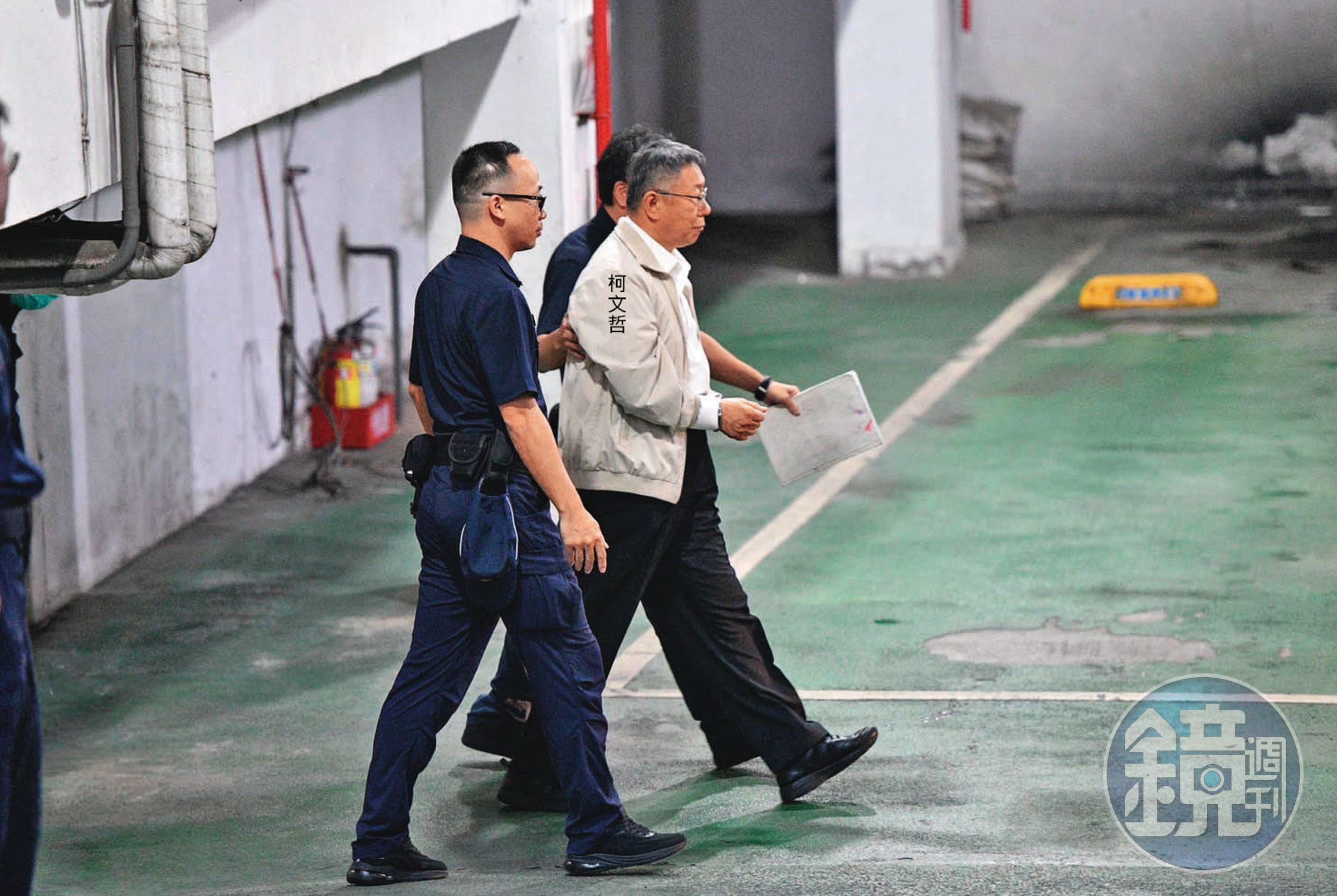 民眾黨主席柯文哲涉圖利及違背職務收賄罪,5日遭法院裁定羈押禁見,準備搭上囚車送往台北看守所。