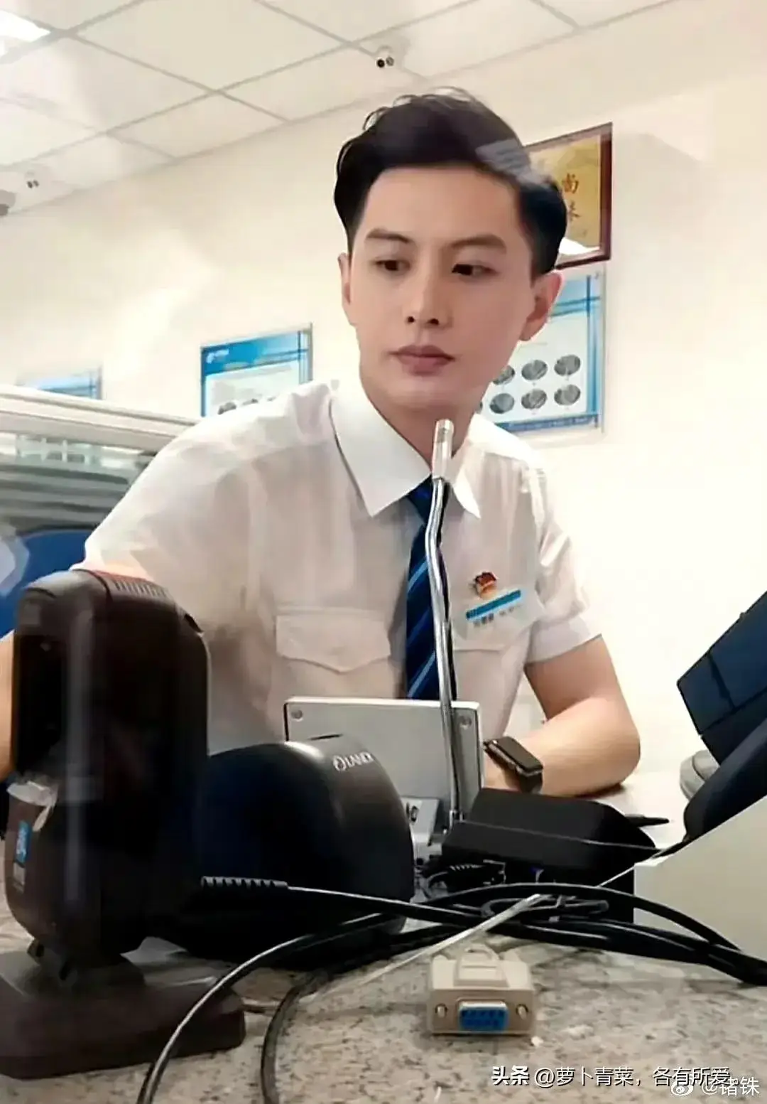 何健麒出道前曾是大陸高鐵珠海站的售票員，長太帥吸引民眾不斷圍觀或一直退換票，讓他丟了工作。（網路圖片）