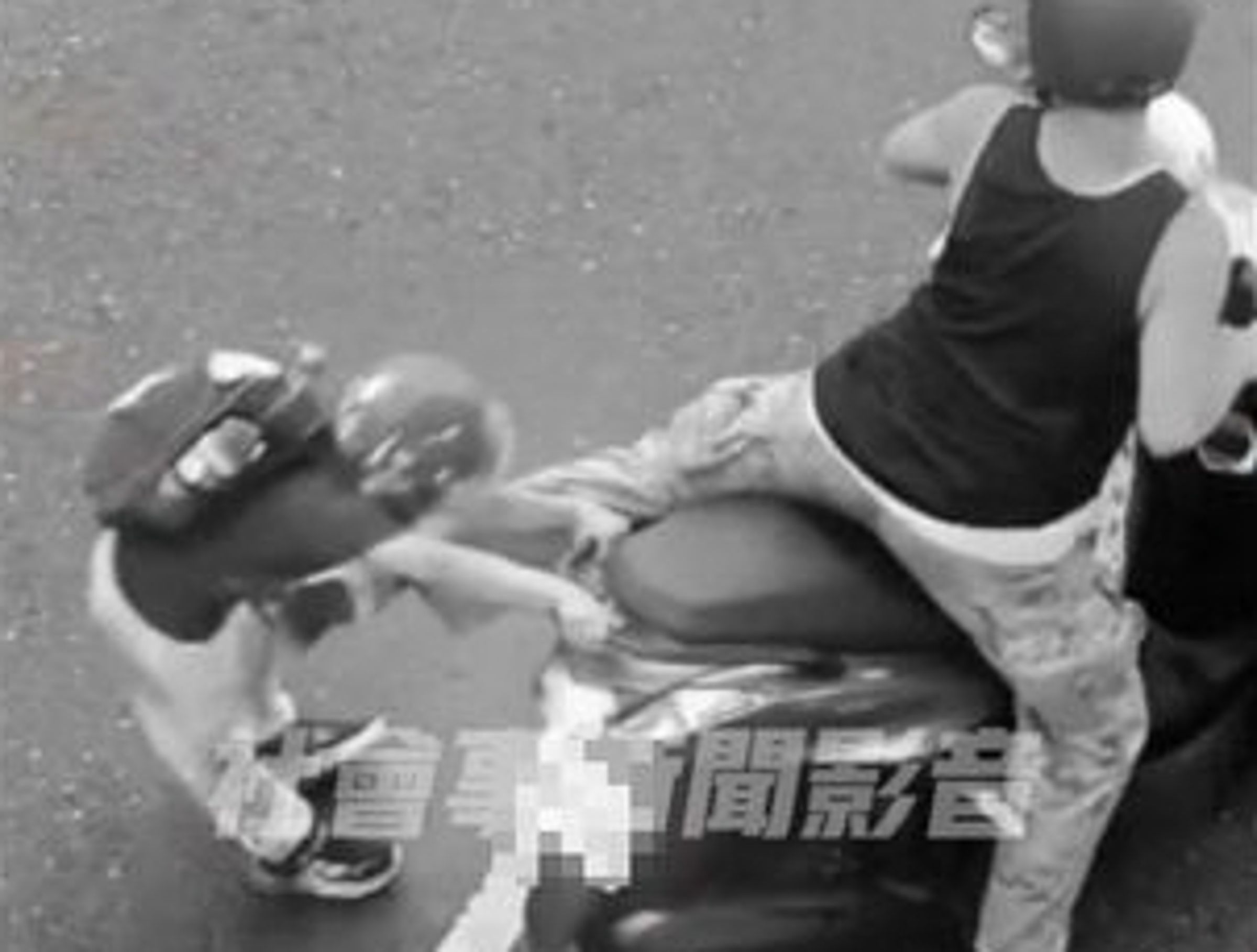 情緒失控的父親除了對正苦苦求饒的小男孩動粗、踹飛,還逕自騎走讓小男孩在危險車流中一度被拖行。(翻攝自社會事影音)