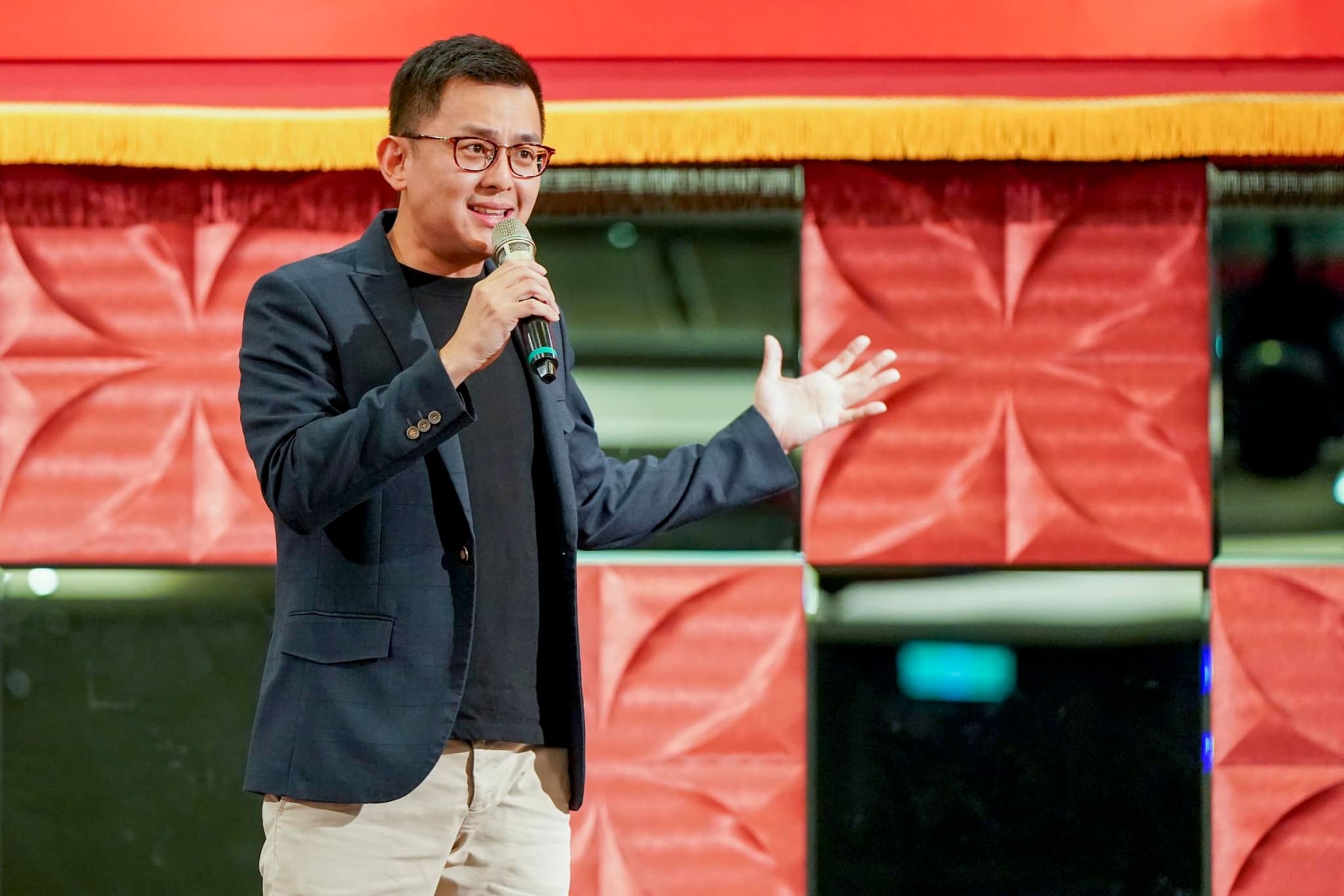 卓冠廷宣布要參選民進黨中執委,並卸下發言人身分。(翻攝自臉書)