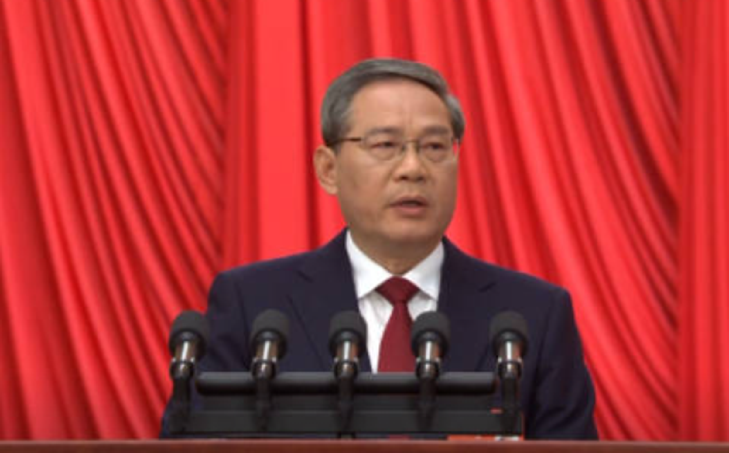 國務院總理李強今(5日)在中國全國人大會議上進行報告。(翻攝自央視微博)